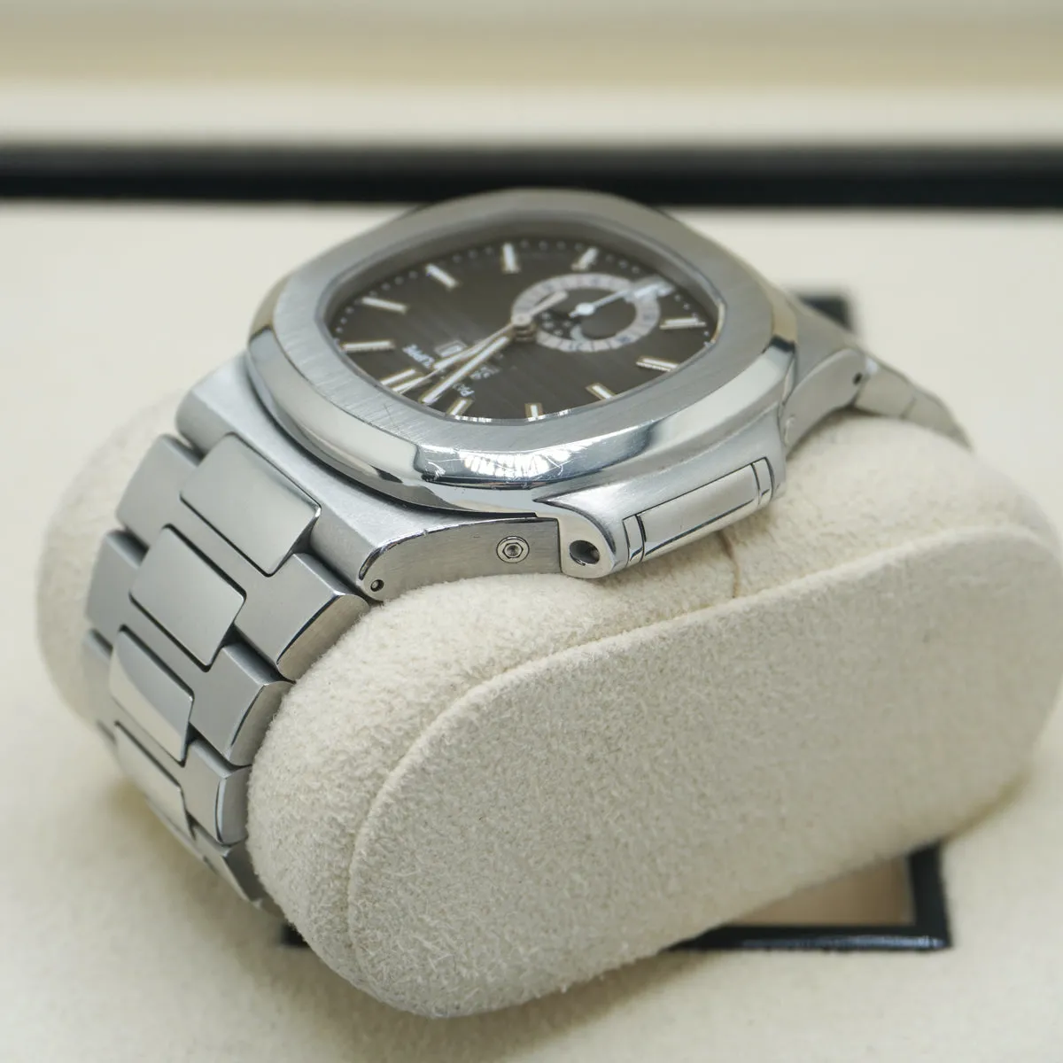 Patek Philippe Nautilus 5726/1A 40.5mm Stainless steel Gray 5