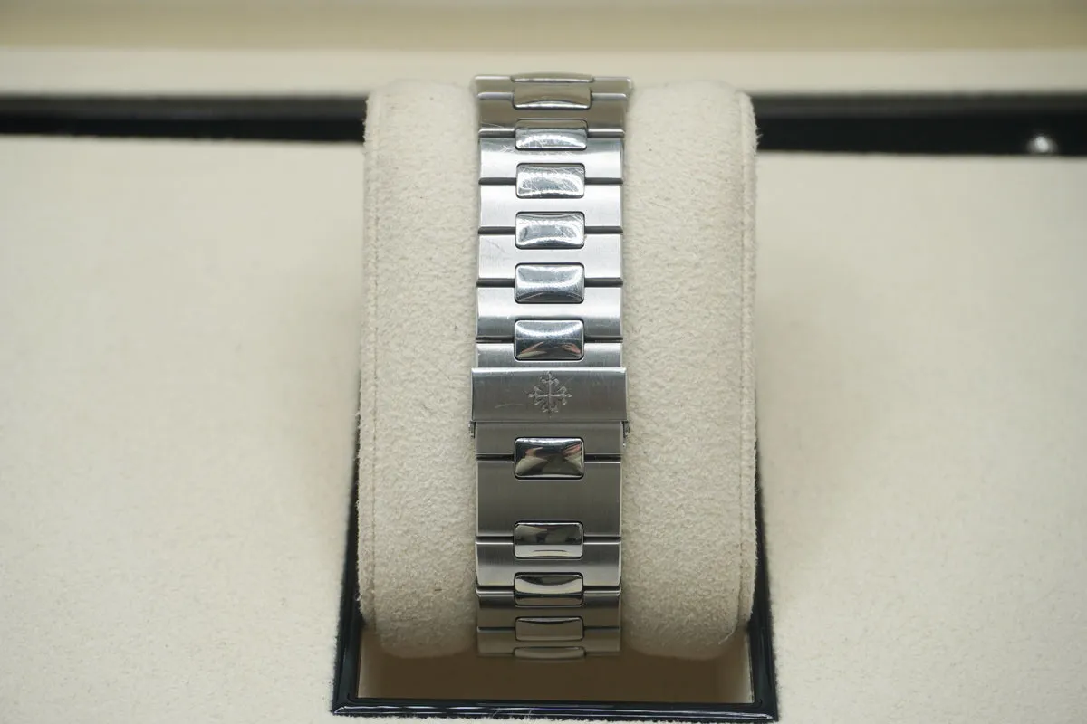 Patek Philippe Nautilus 5726/1A 40.5mm Stainless steel Gray 6