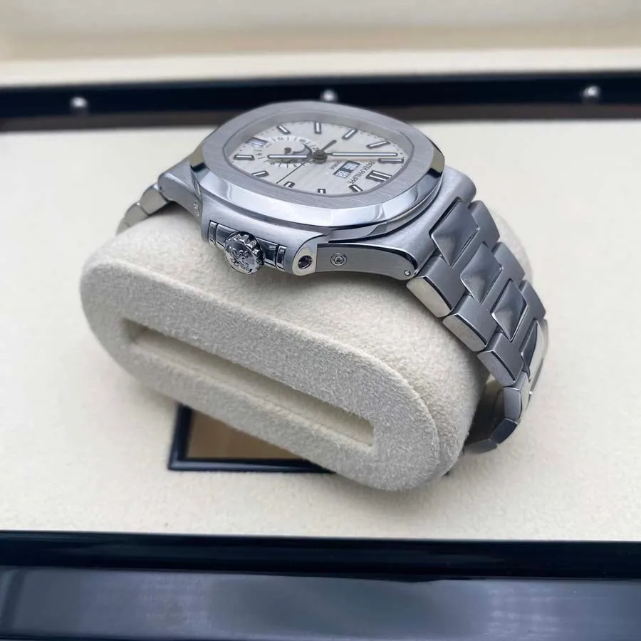 Patek Philippe Nautilus 5726/1A 40.5mm Stainless steel White 3