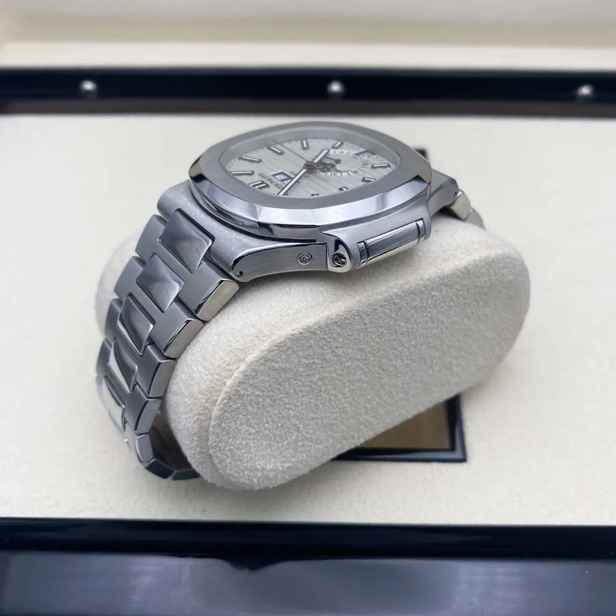 Patek Philippe Nautilus 5726/1A 40.5mm Stainless steel White 4