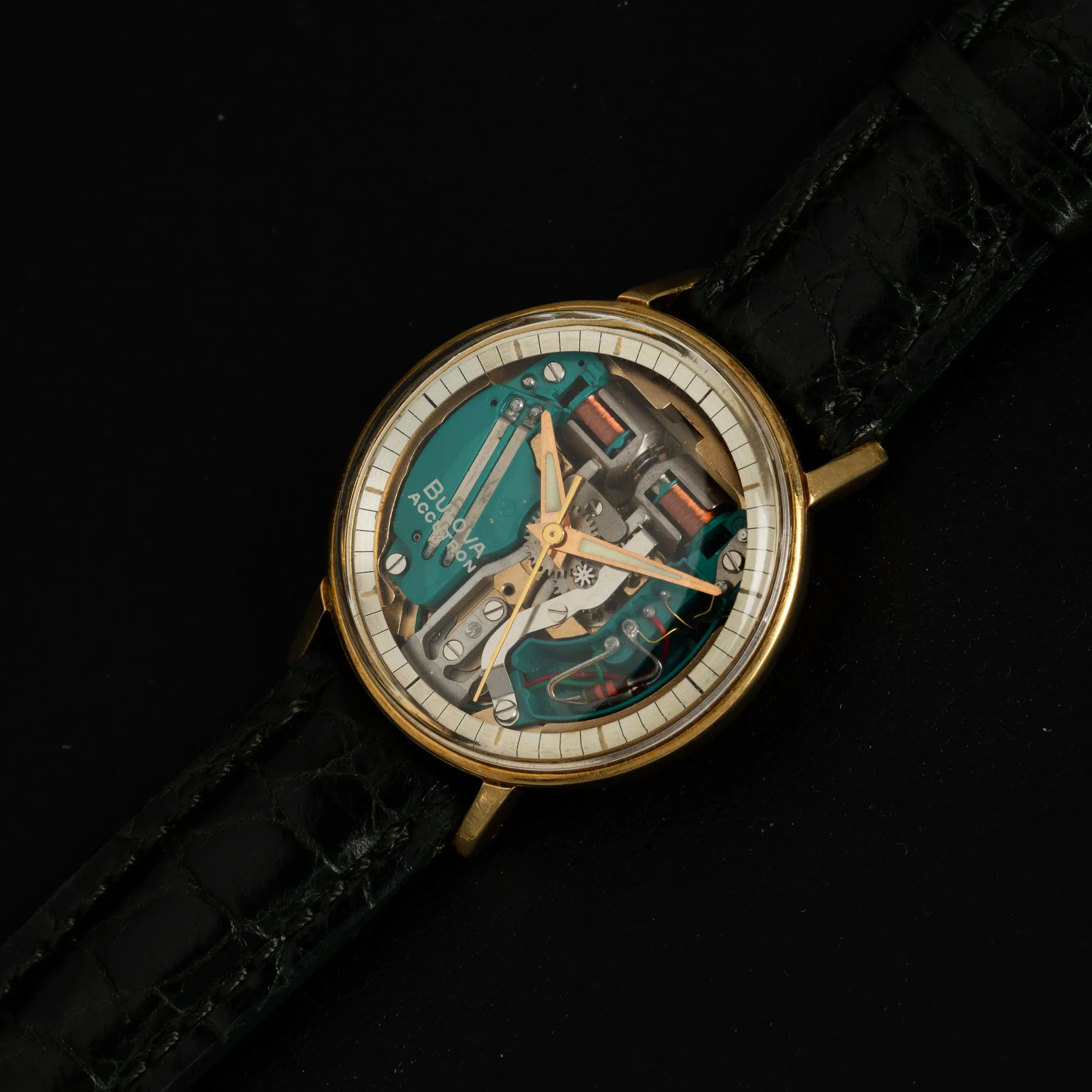 Bulova Accutron Spaceview 35.5mm Yellow gold 1