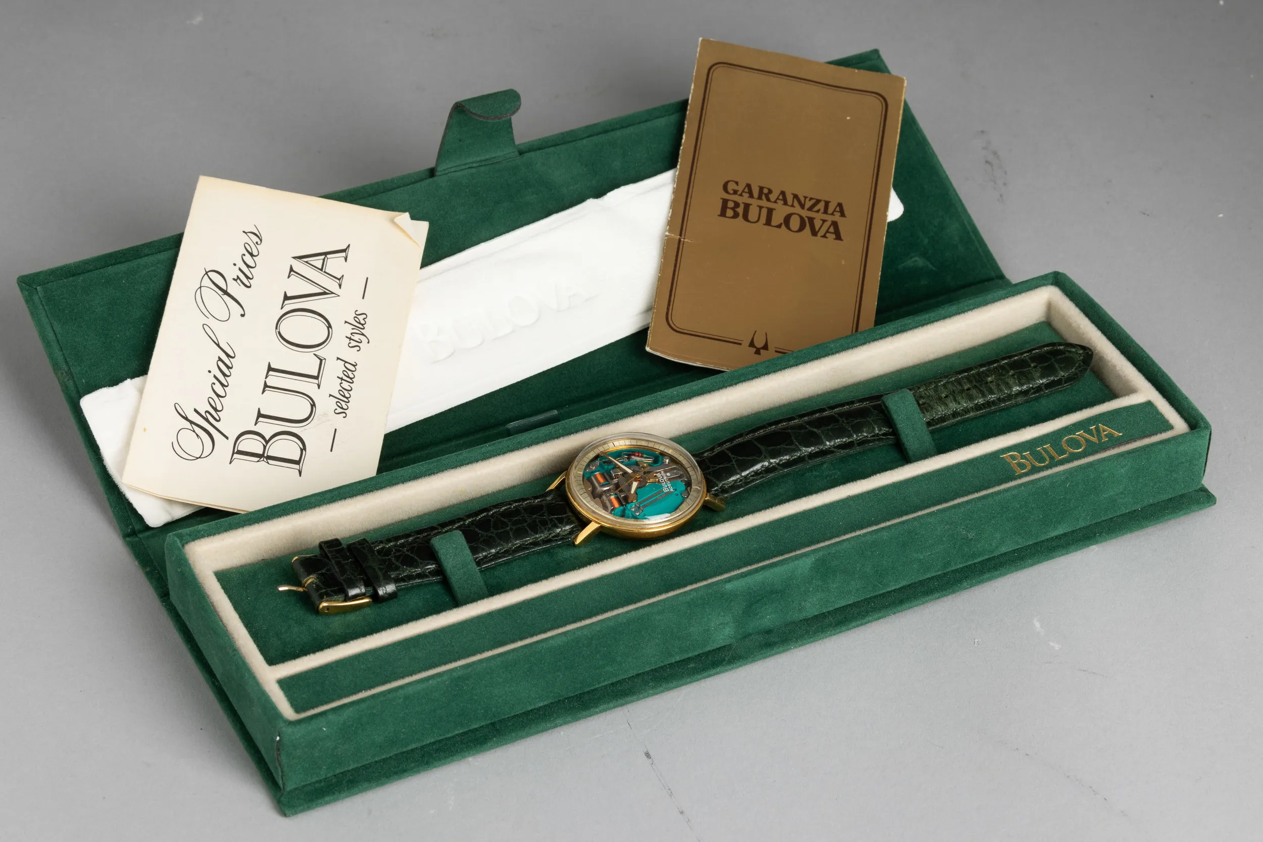 Bulova Accutron Spaceview 35.5mm Yellow gold 2