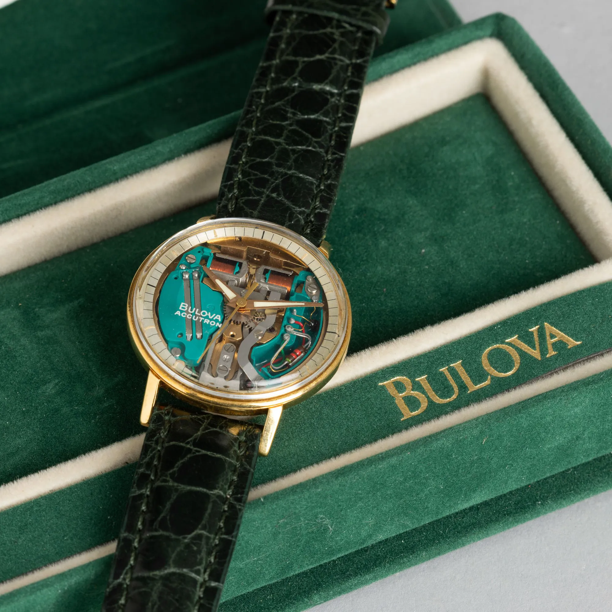 Bulova Accutron Spaceview 35.5mm Yellow gold 3