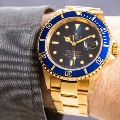 Rolex Submariner 16618 40mm Yellow gold Blue 1