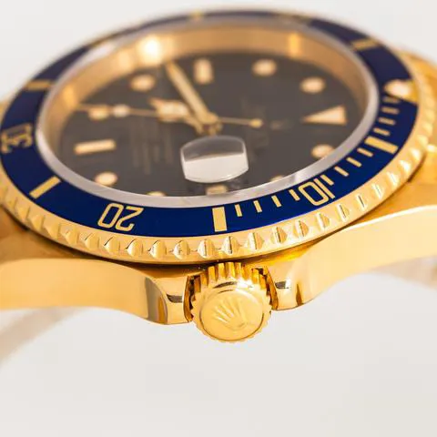 Rolex Submariner 16618 40mm Yellow gold Blue 7