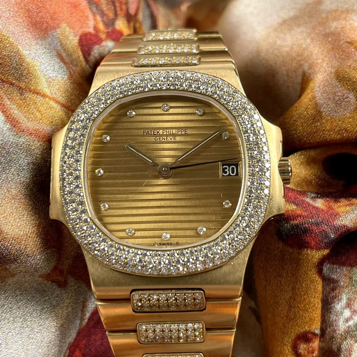 Patek Philippe Nautilus 3800/5 37.5mm Yellow gold and Diamond Golden 1