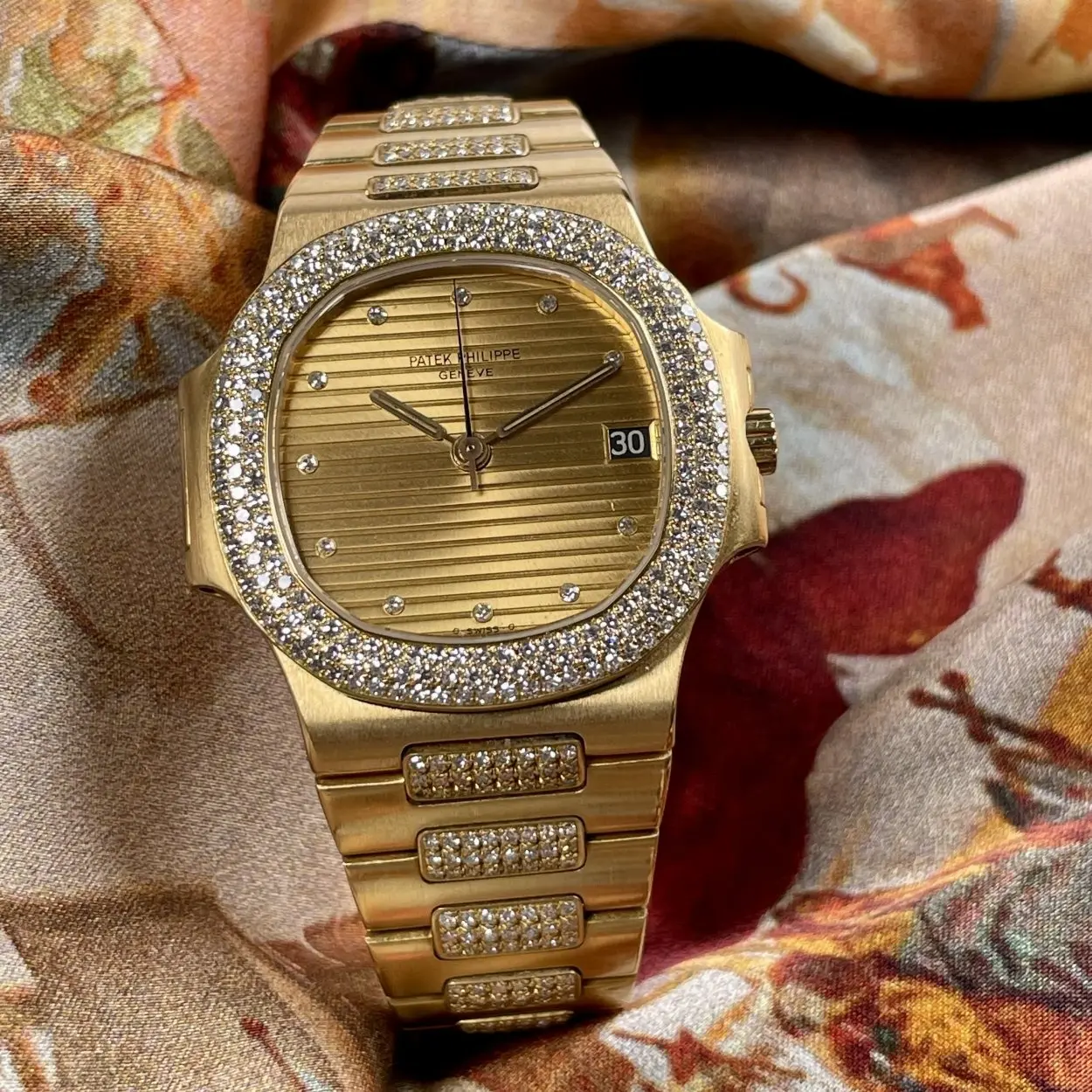 Patek Philippe Nautilus 3800/5 37.5mm Yellow gold and Diamond Golden 2