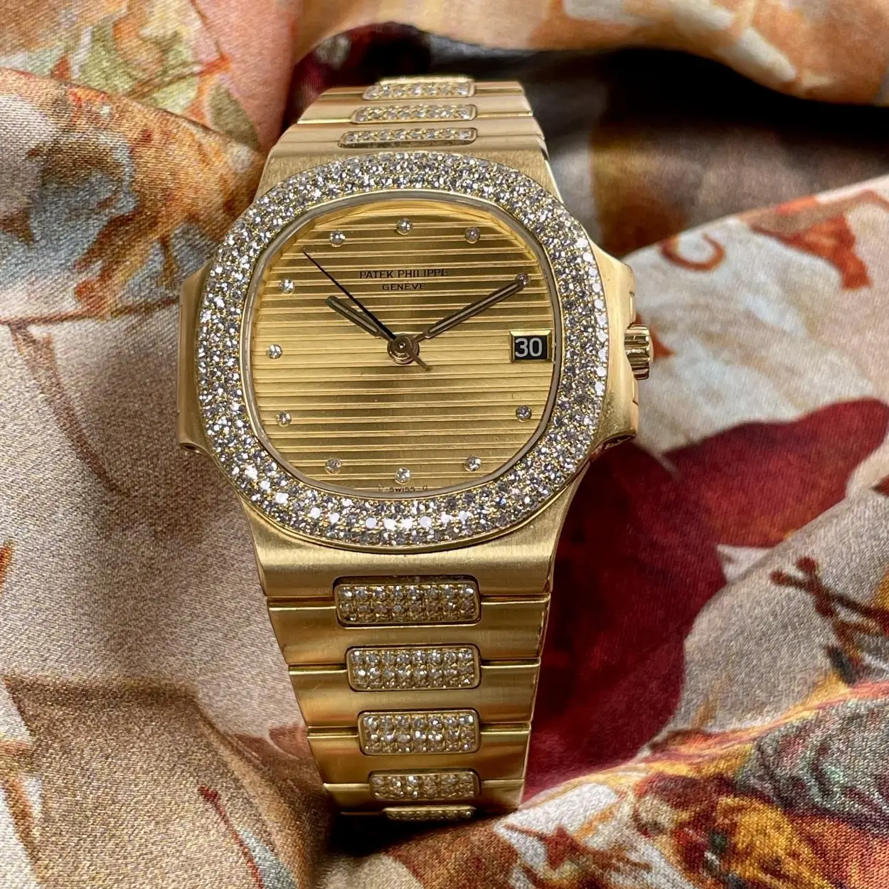 Patek Philippe Nautilus 3800/5 37.5mm Yellow gold and Diamond Golden 3