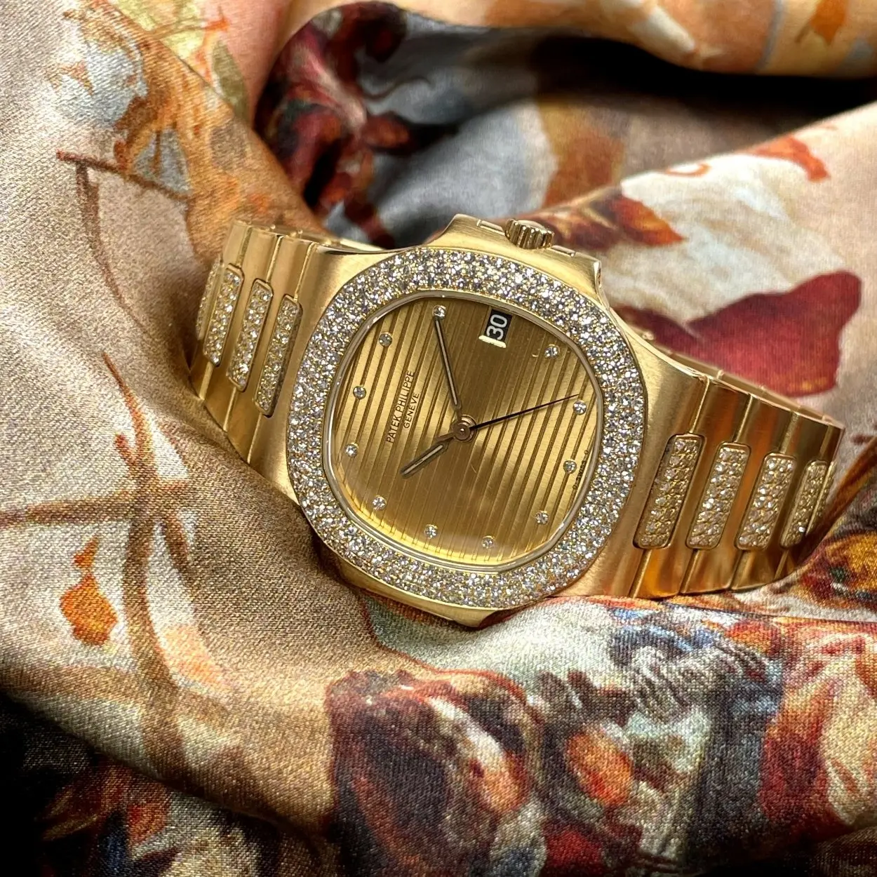 Patek Philippe Nautilus 3800/5 37.5mm Yellow gold and Diamond Golden 4