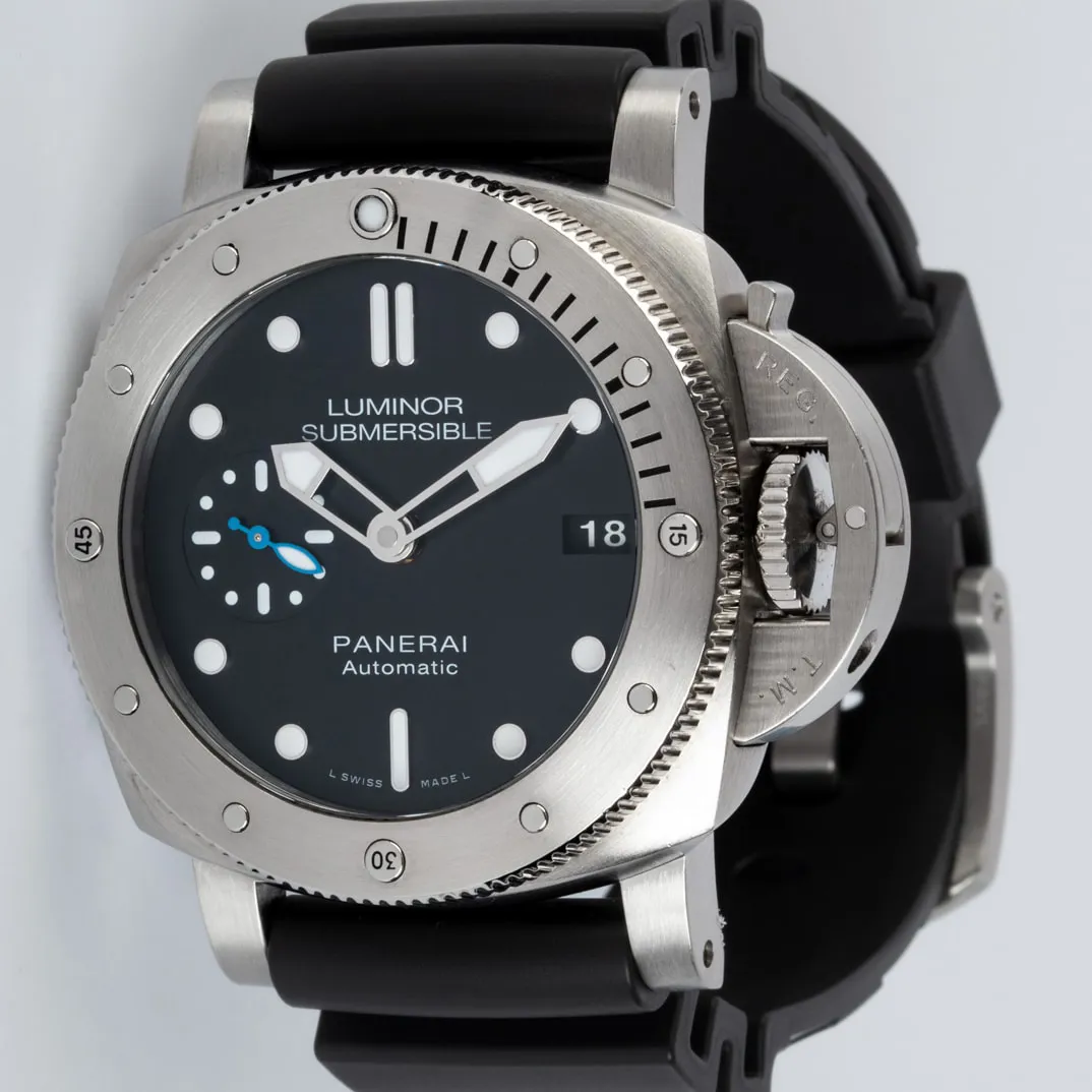 Panerai Submersible PAM 00682 42mm Stainless steel Black