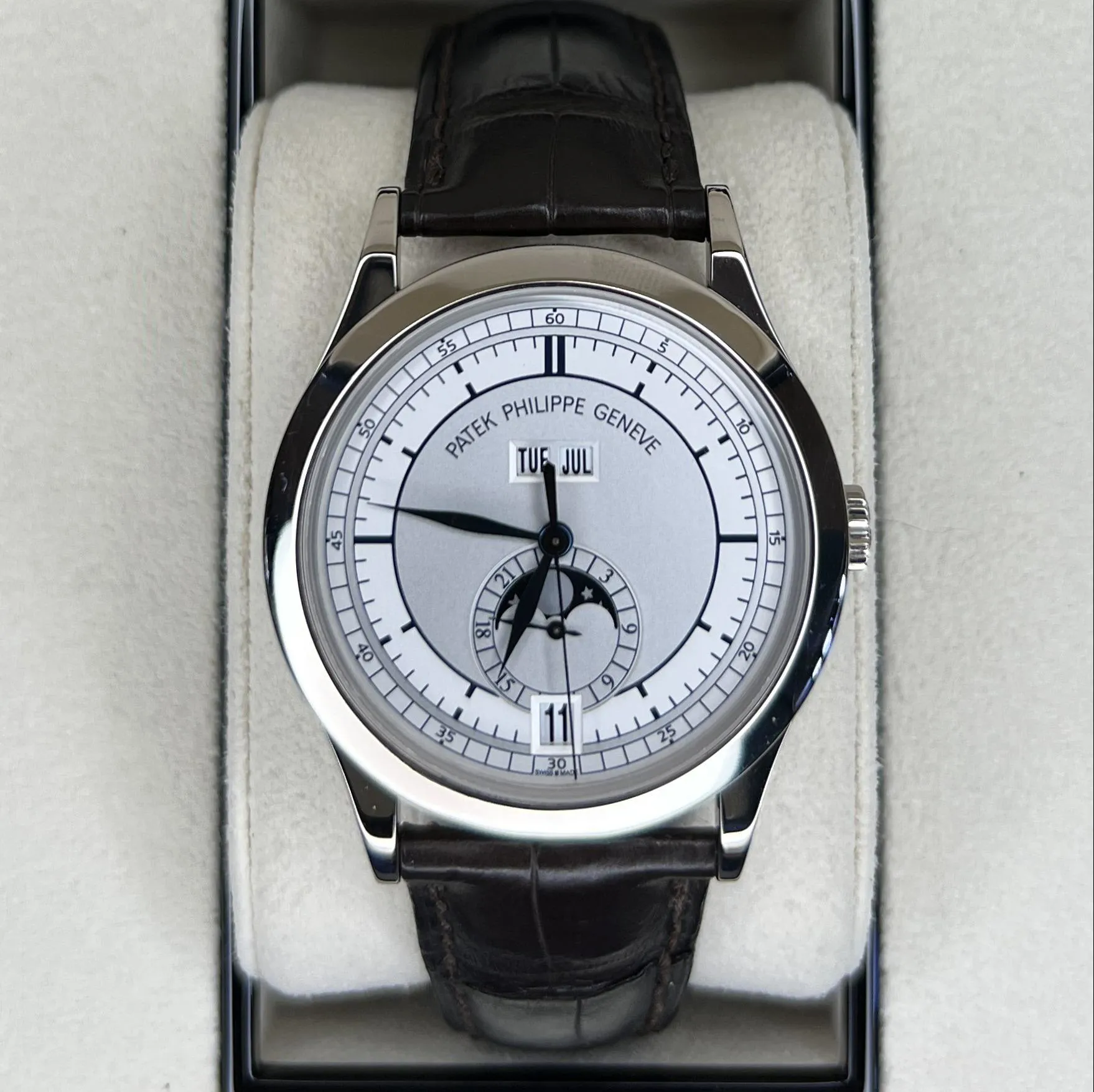 Patek Philippe Annual Calendar 5396G-001 38.5mm White gold Silver