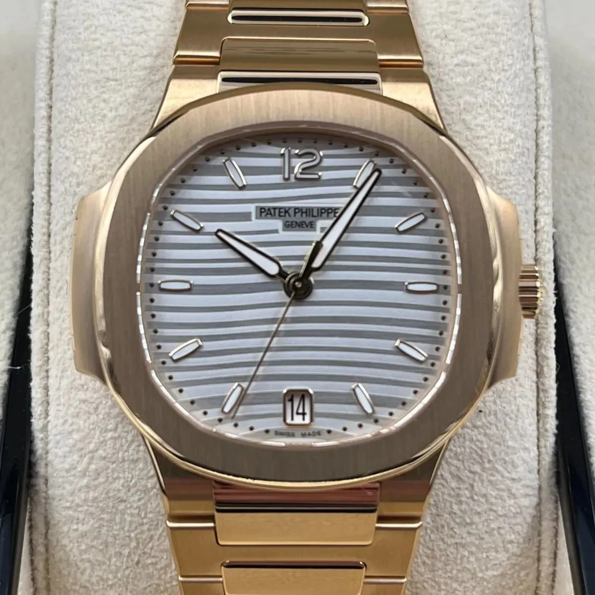 Patek Philippe Nautilus 7118/1R-001 35mm Rose gold Silver