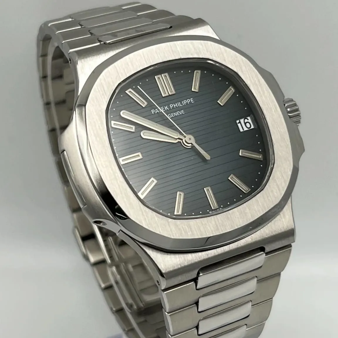 Patek Philippe Nautilus 5711/1A-001 40mm Stainless steel Blue 2