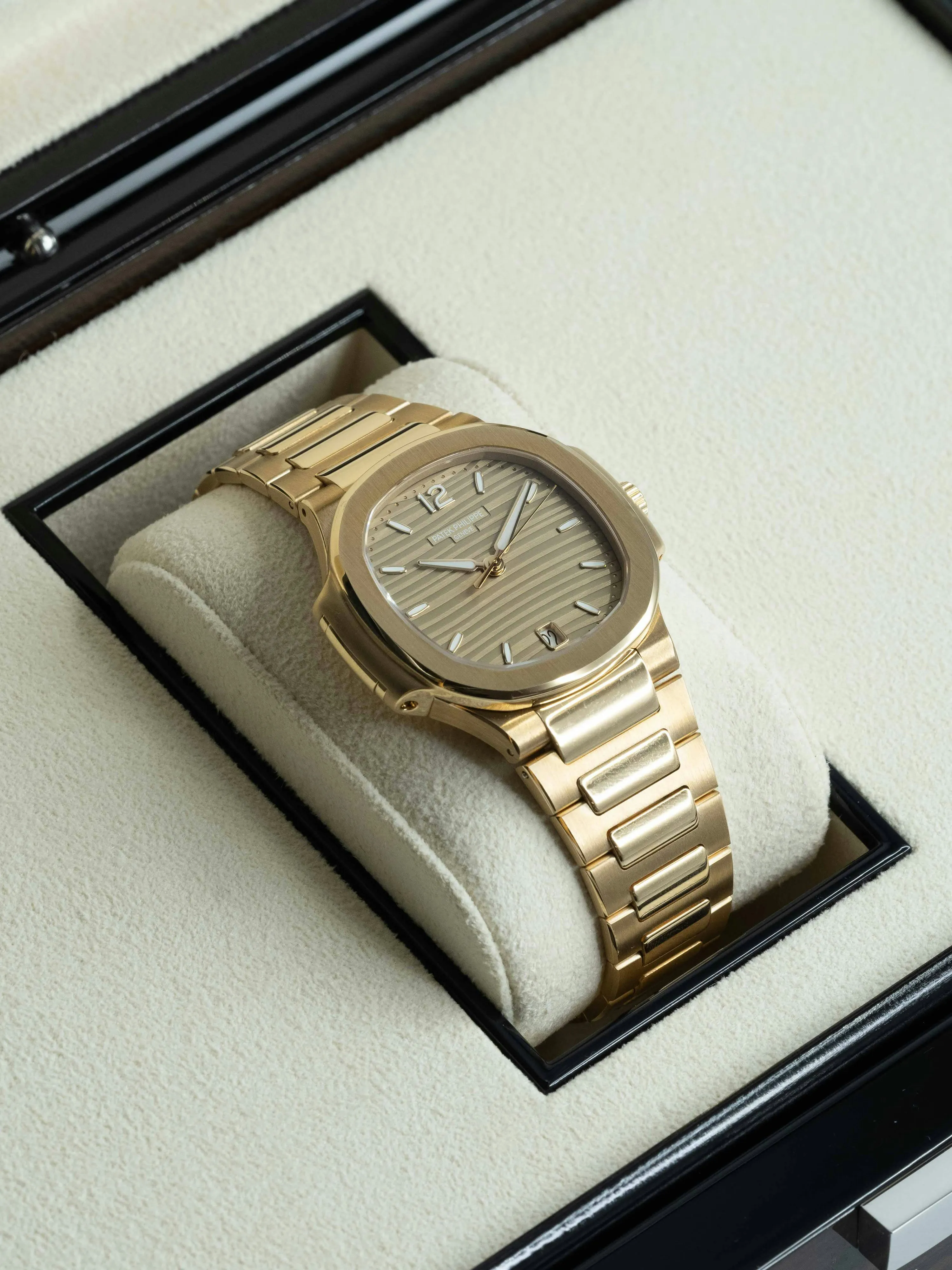 Patek Philippe Nautilus 7118/1R 35mm Rose gold Silver 9