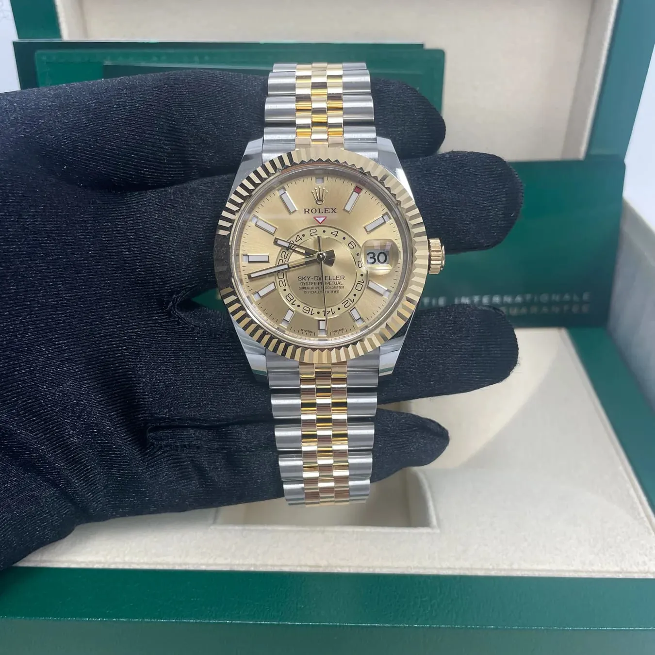 Rolex Sky-Dweller 326933-0004 42mm Yellow gold Champagne