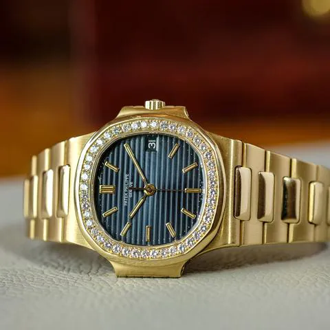 Patek Philippe Nautilus 3800/1 37.5mm Yellow gold Black 17