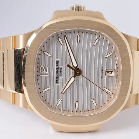 Patek Philippe Nautilus 7118/1R-001 35mm Rose gold Silver