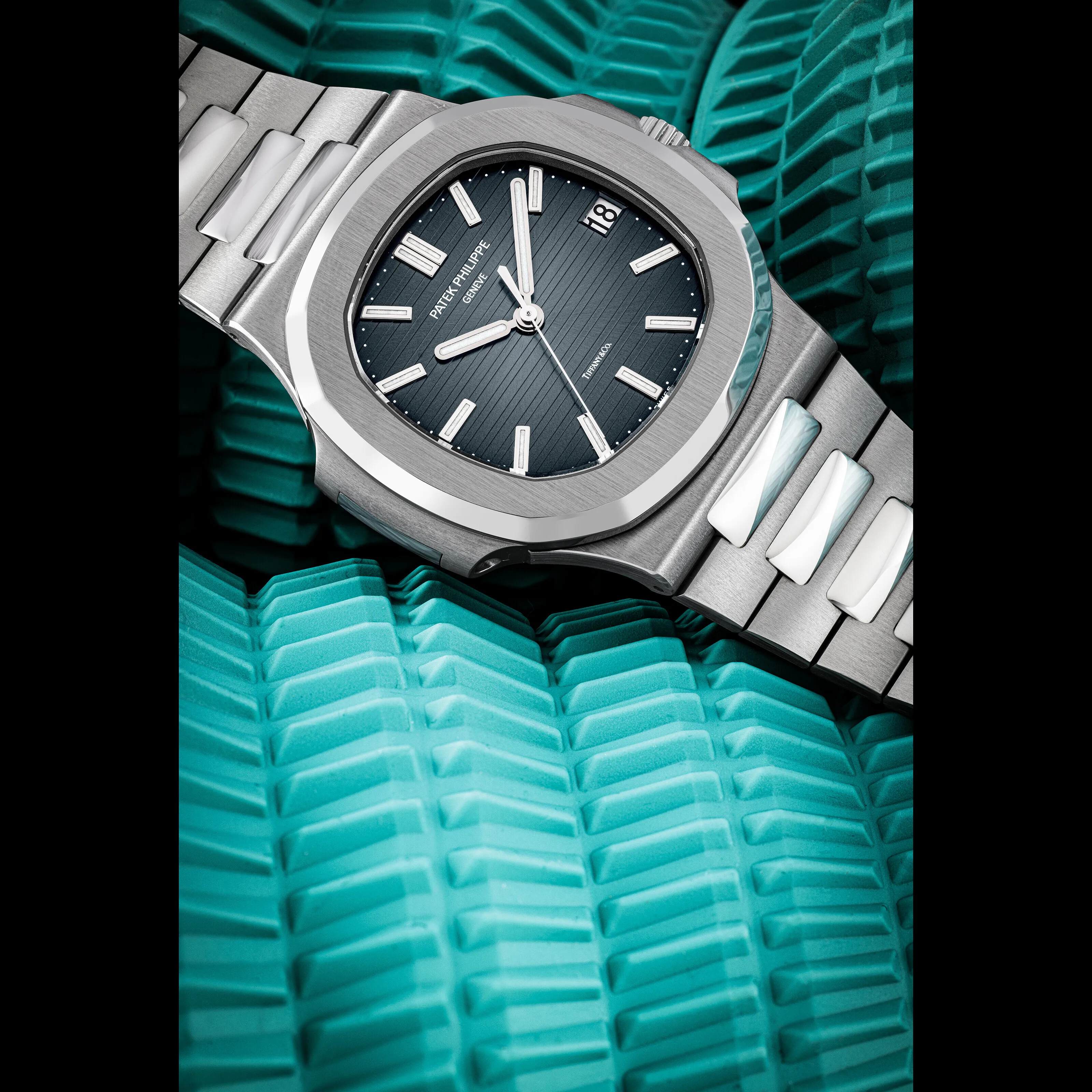Patek Philippe Nautilus 5711/1A-010 42.5mm Stainless steel Blue