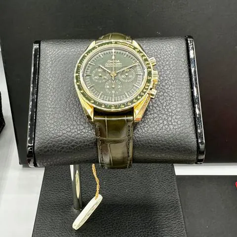 Omega Speedmaster Moonwatch 310.63.42.50.10.001 42mm Yellow gold Green 1