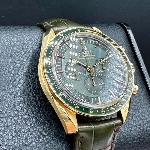 Omega Speedmaster Moonwatch 310.63.42.50.10.001 42mm Yellow gold Green 2