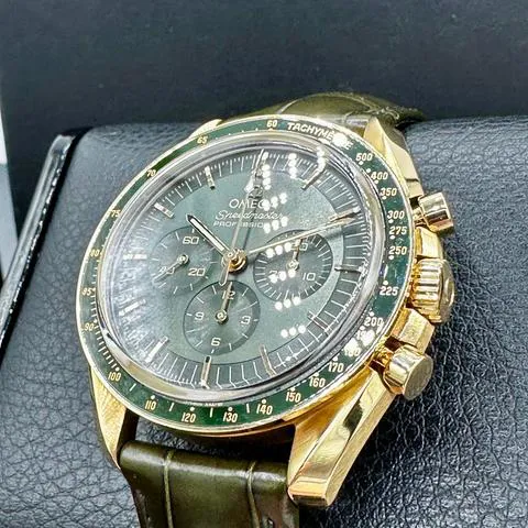 Omega Speedmaster Moonwatch 310.63.42.50.10.001 42mm Yellow gold Green 3