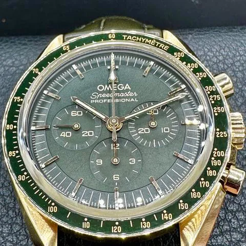 Omega Speedmaster Moonwatch 310.63.42.50.10.001 42mm Yellow gold Green 4