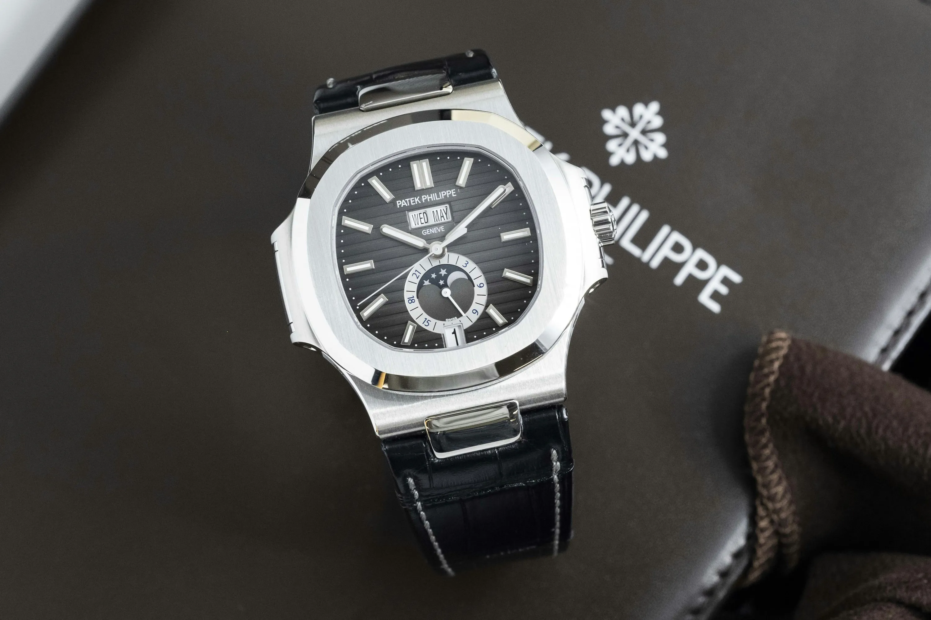 Patek Philippe Nautilus 5726A 40.5mm Stainless steel Grey