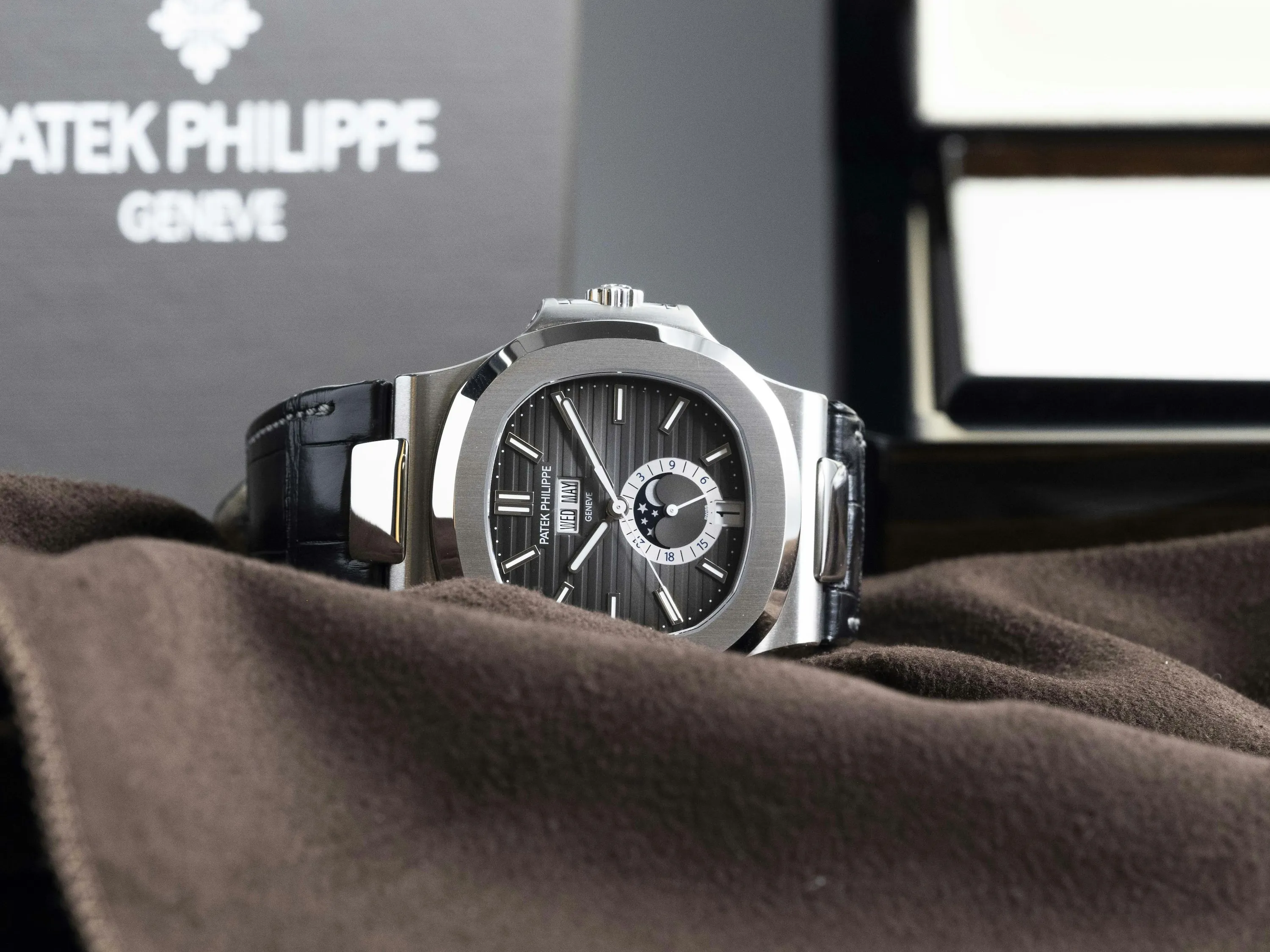 Patek Philippe Nautilus 5726A 40.5mm Stainless steel Grey 1