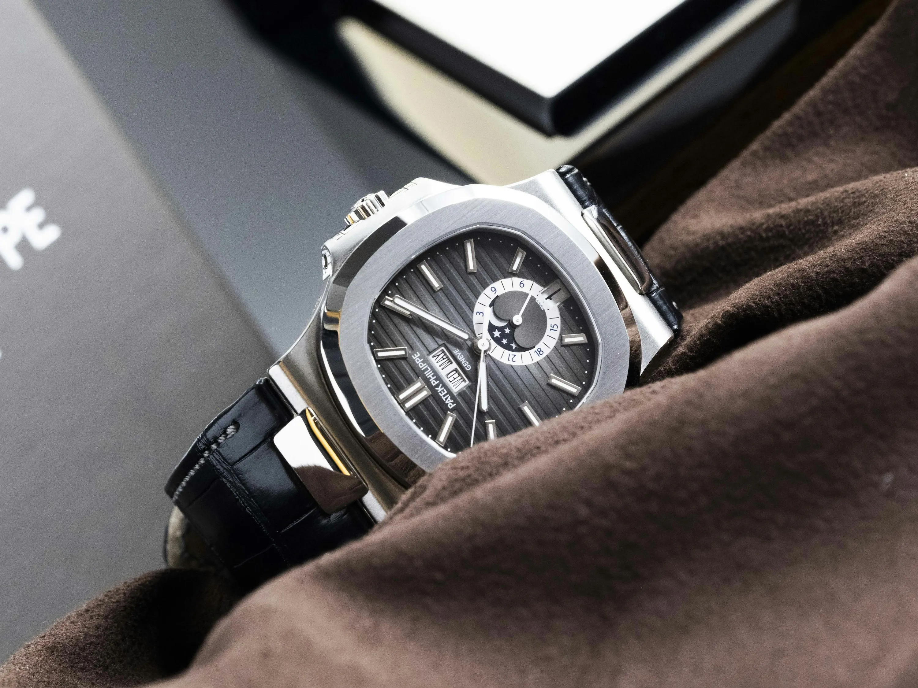Patek Philippe Nautilus 5726A 40.5mm Stainless steel Grey 2
