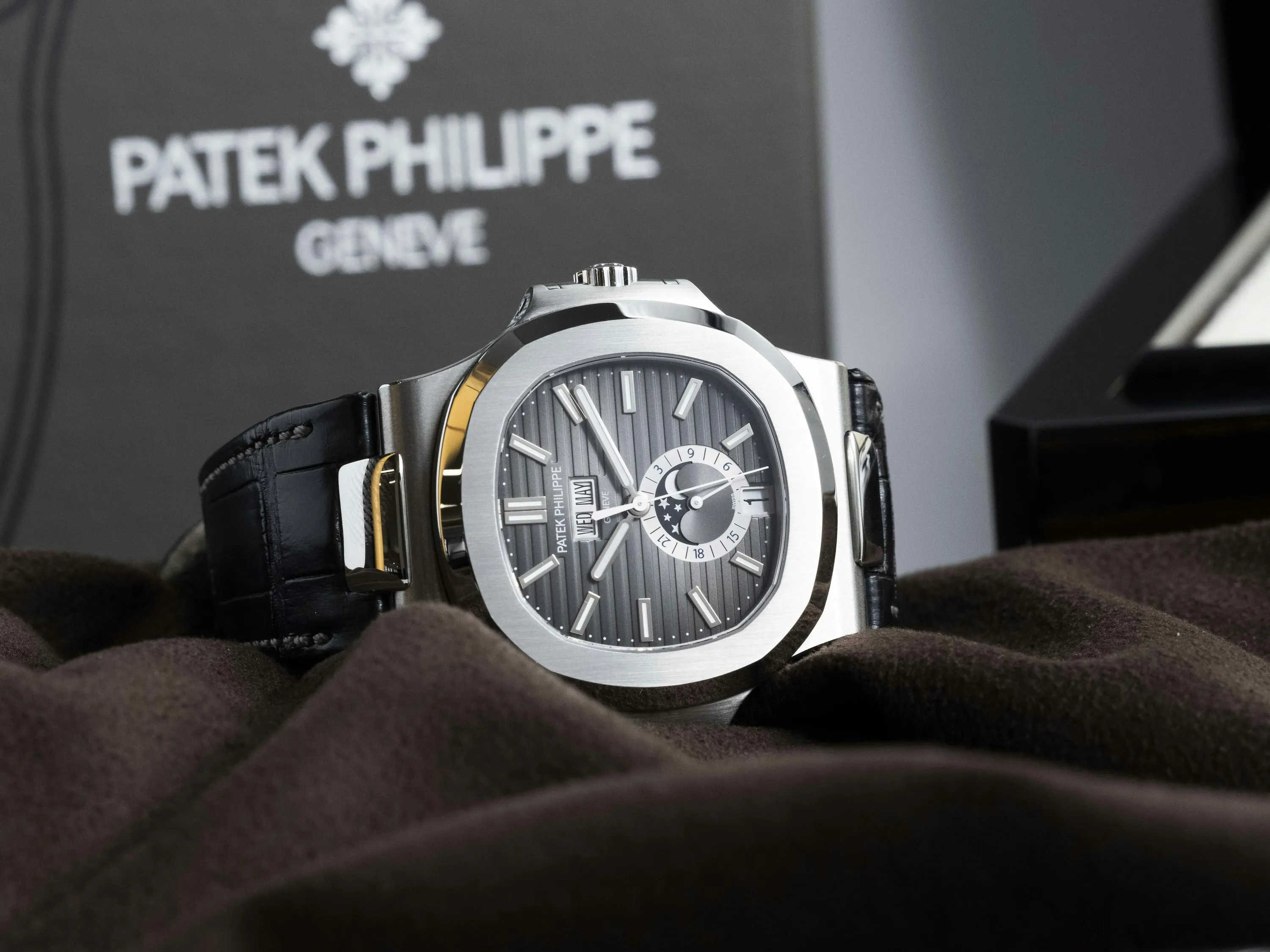 Patek Philippe Nautilus 5726A 40.5mm Stainless steel Grey 3
