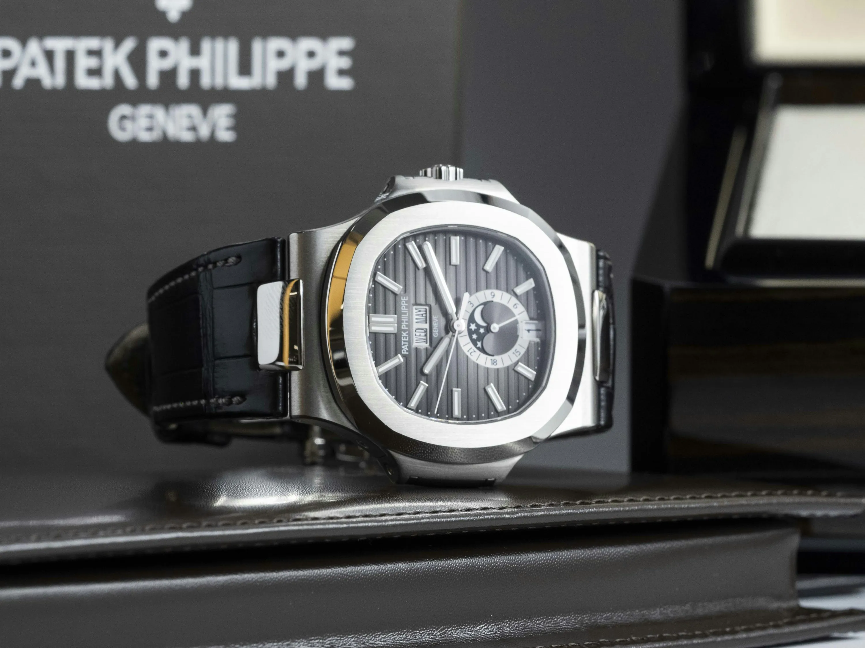 Patek Philippe Nautilus 5726A 40.5mm Stainless steel Grey 4