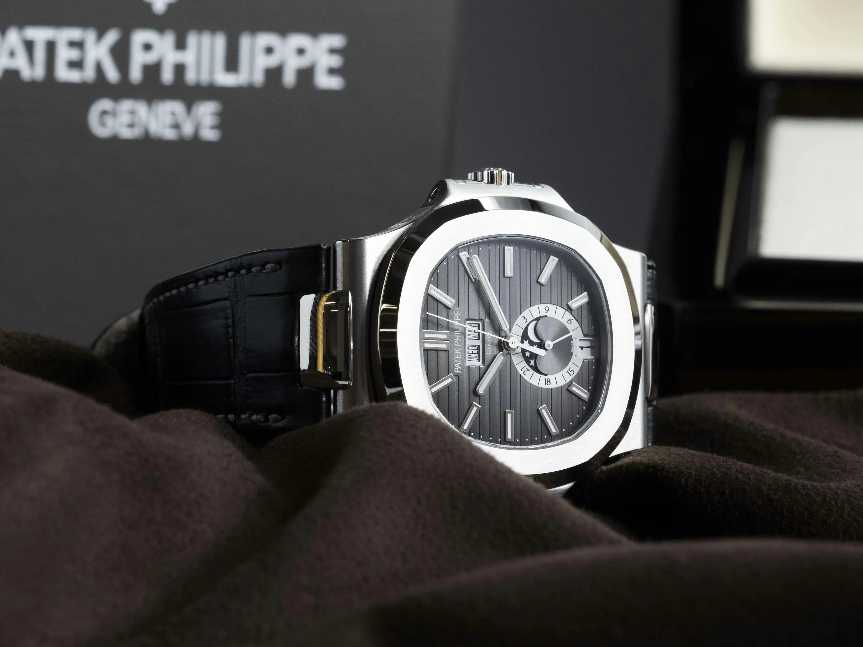 Patek Philippe Nautilus 5726A 40.5mm Stainless steel Grey 5