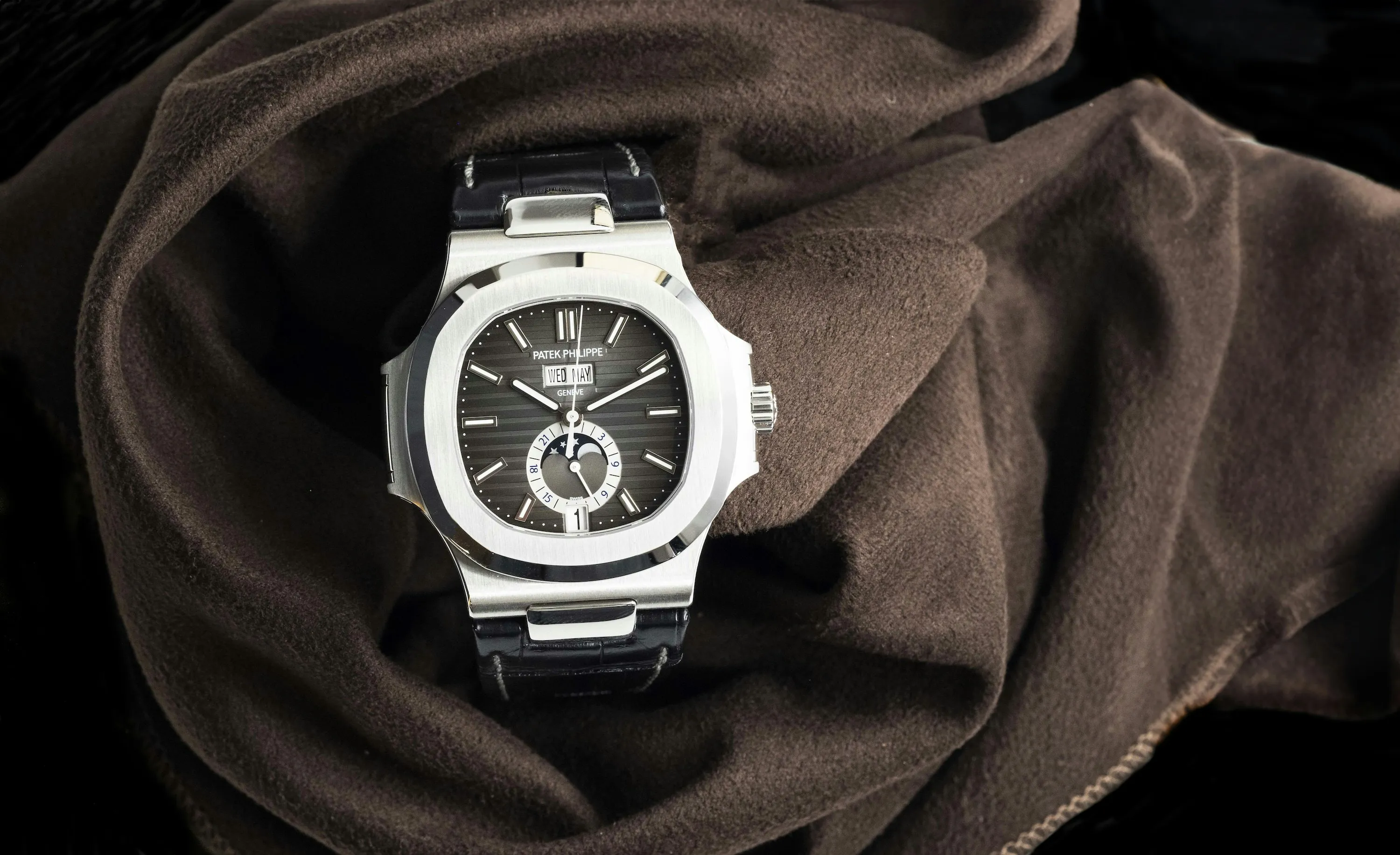 Patek Philippe Nautilus 5726A 40.5mm Stainless steel Grey 9