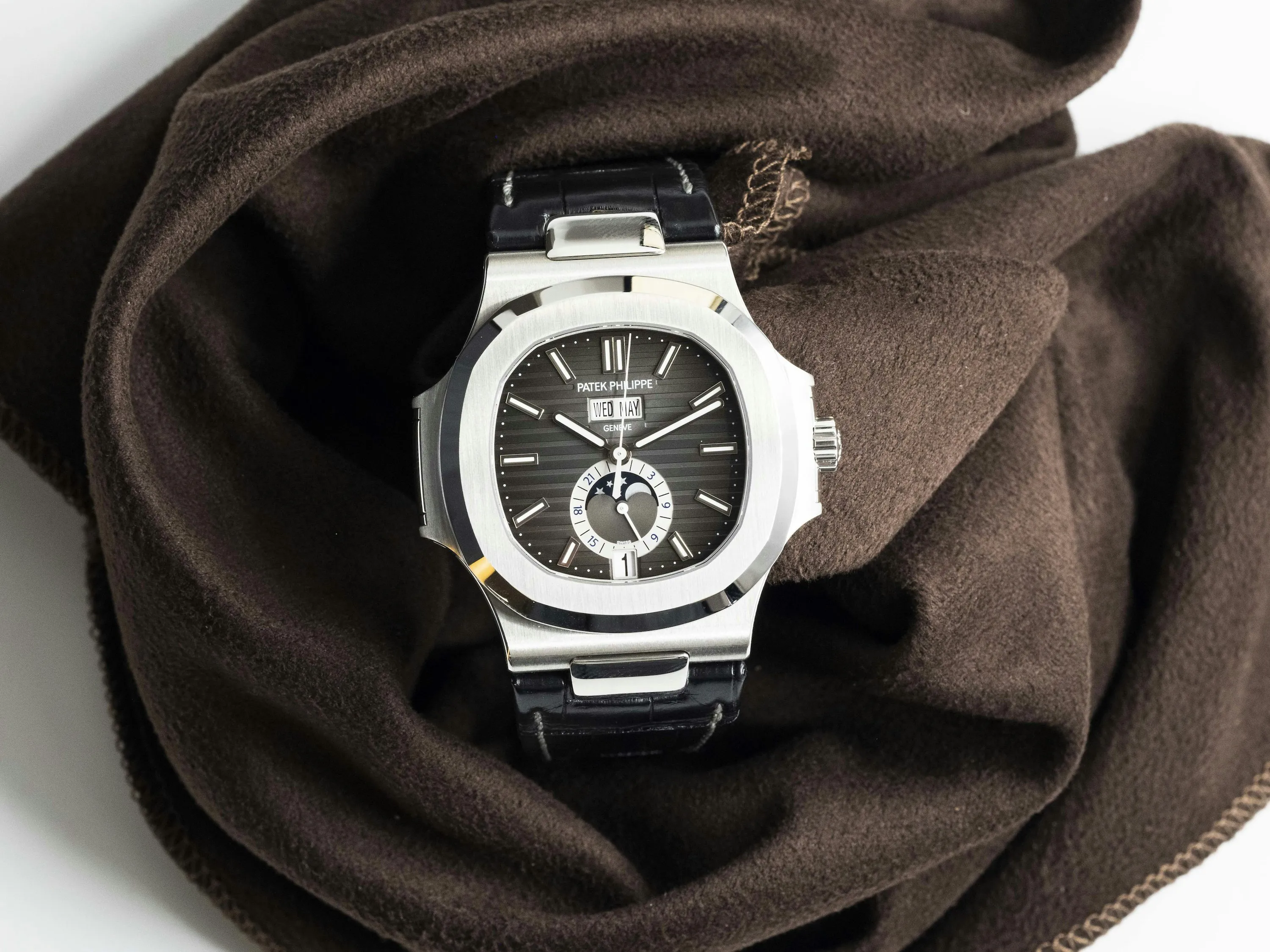 Patek Philippe Nautilus 5726A 40.5mm Stainless steel Grey 10