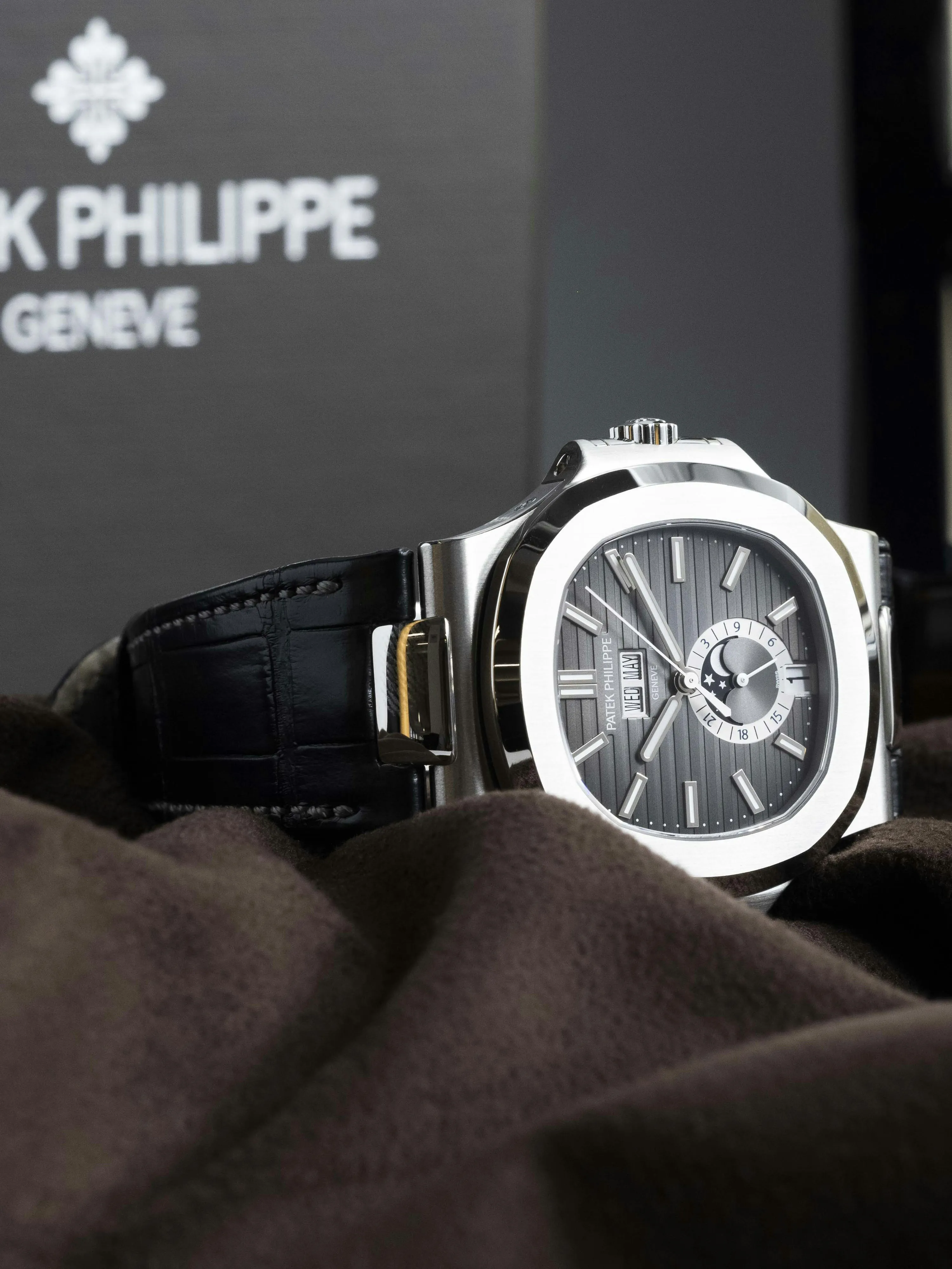 Patek Philippe Nautilus 5726A 40.5mm Stainless steel Grey 11