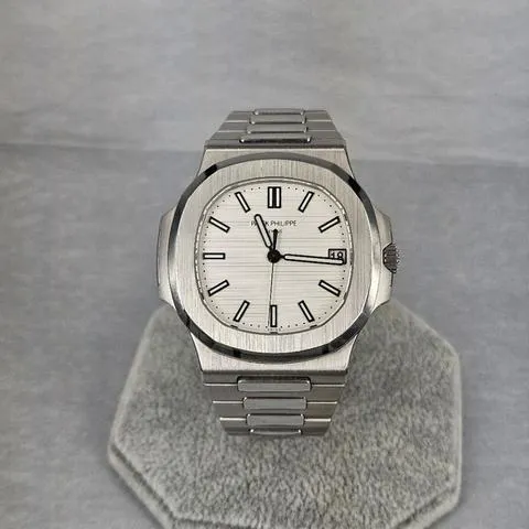 Patek Philippe Nautilus 5711/1A-011 40mm Stainless steel White