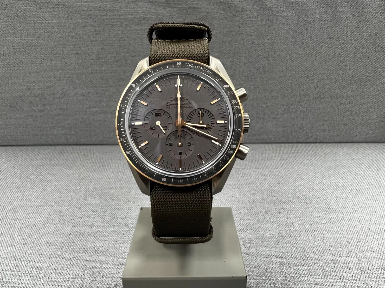 Omega Speedmaster Moon watch 311.62.42.30.06.001 42mm Titanium