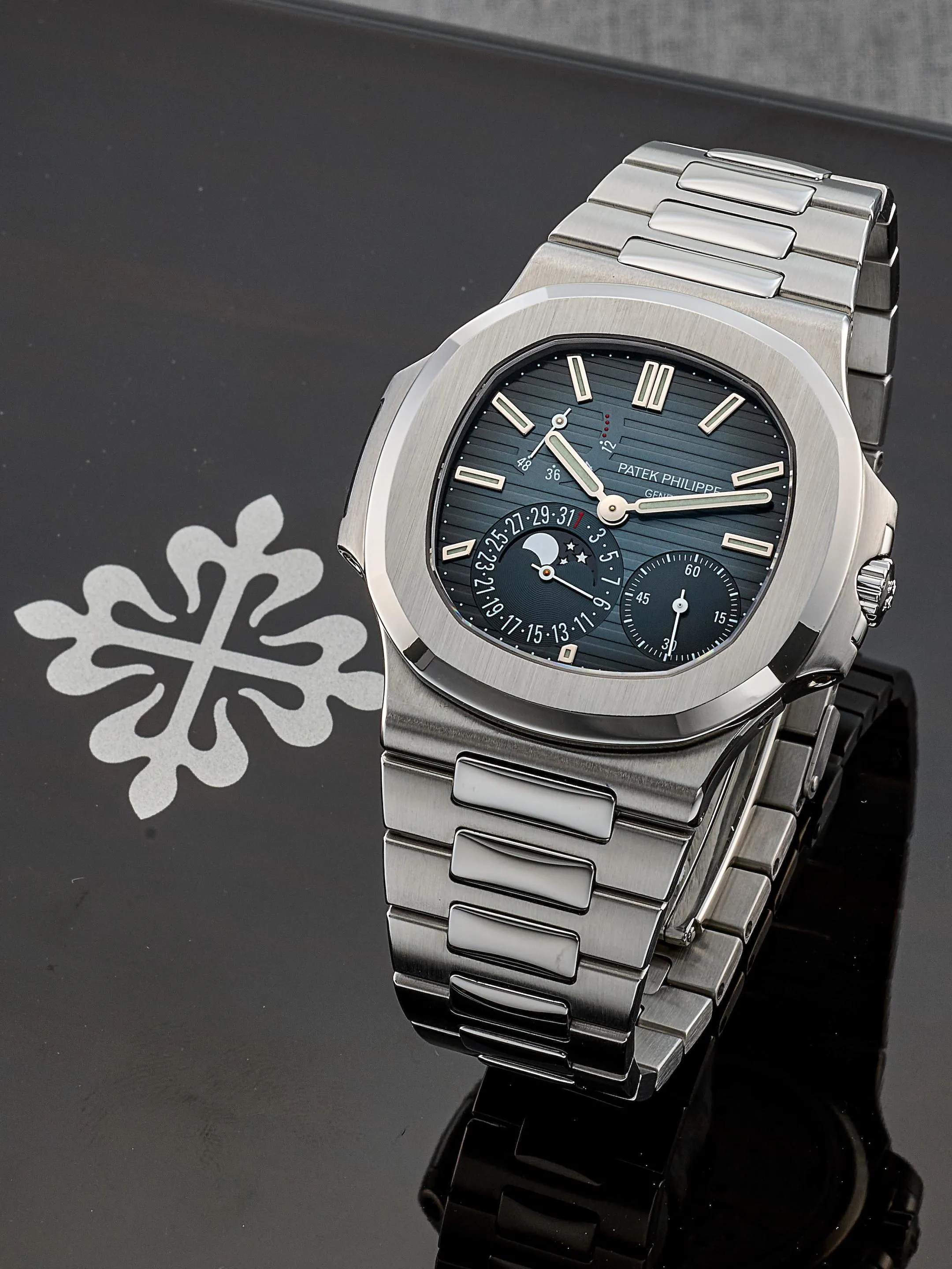 Patek Philippe Nautilus 5712/1A 40mm Stainless steel Blue