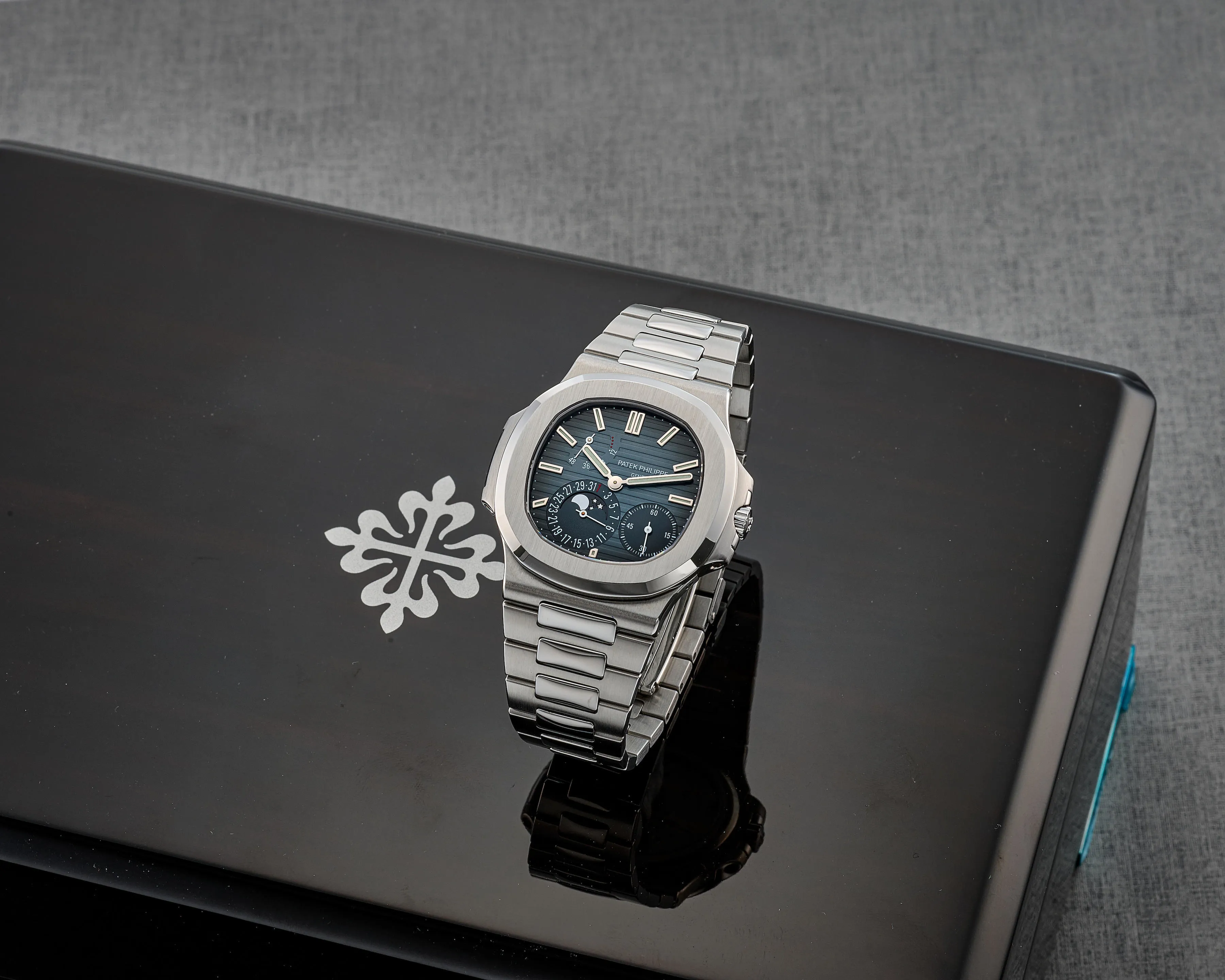 Patek Philippe Nautilus 5712/1A 40mm Stainless steel Blue 4