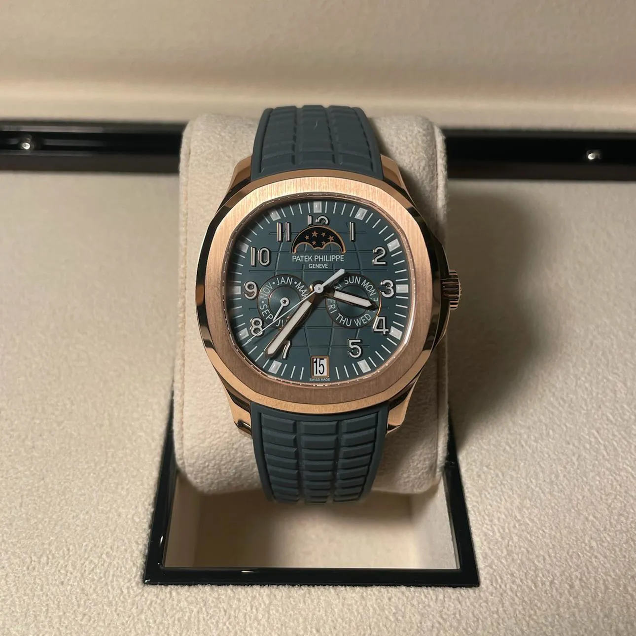 Patek Philippe Aquanaut 5261R-001 40mm Rose gold Blue