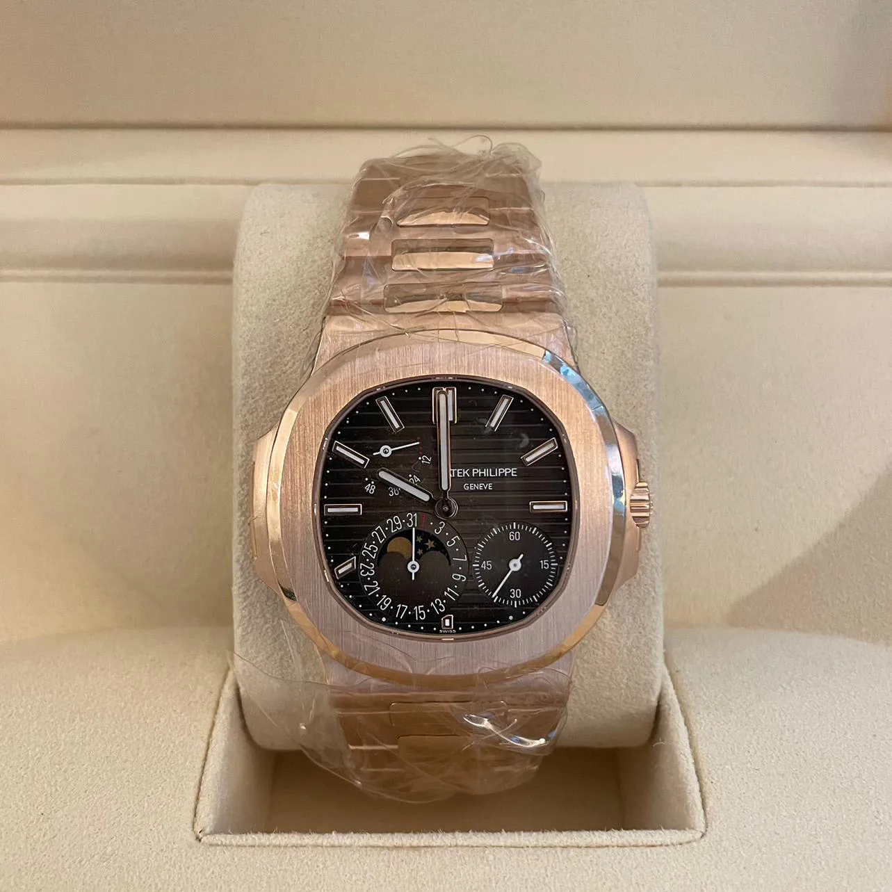 Patek Philippe Nautilus 5712/1R-001 40mm Rose gold Brown