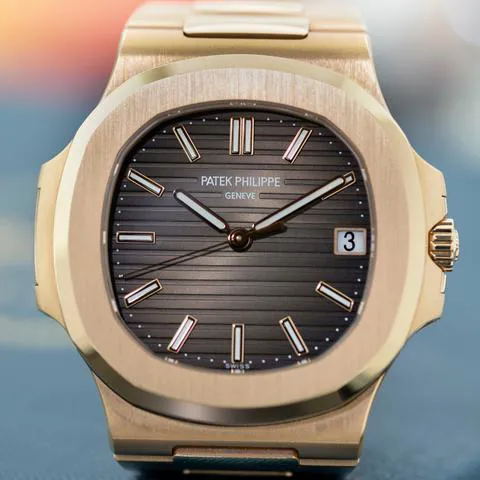 Patek Philippe Nautilus 5711/1R-001 40mm Rose gold Brown