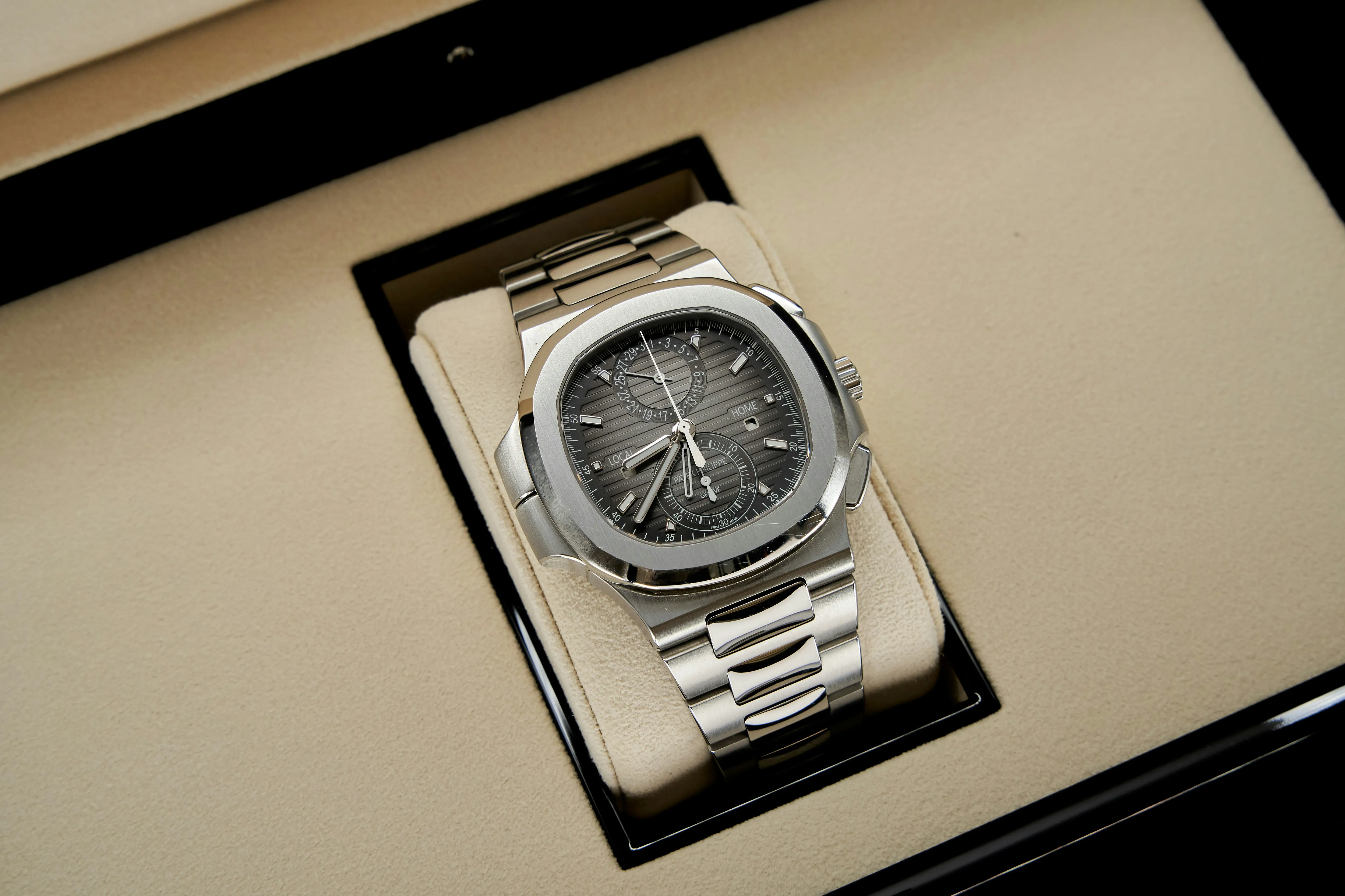 Patek Philippe Nautilus 5990/1A 40.5mm Stainless steel Grey