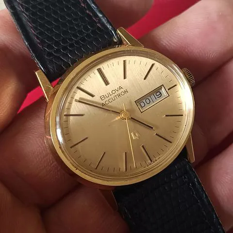 Bulova Accutron 7770 33mm Yellow gold Champagne