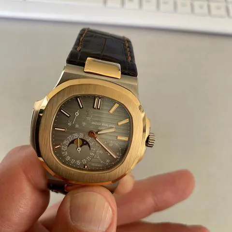 Patek Philippe Nautilus 5712GR-001 40mm Rose gold Gray 18