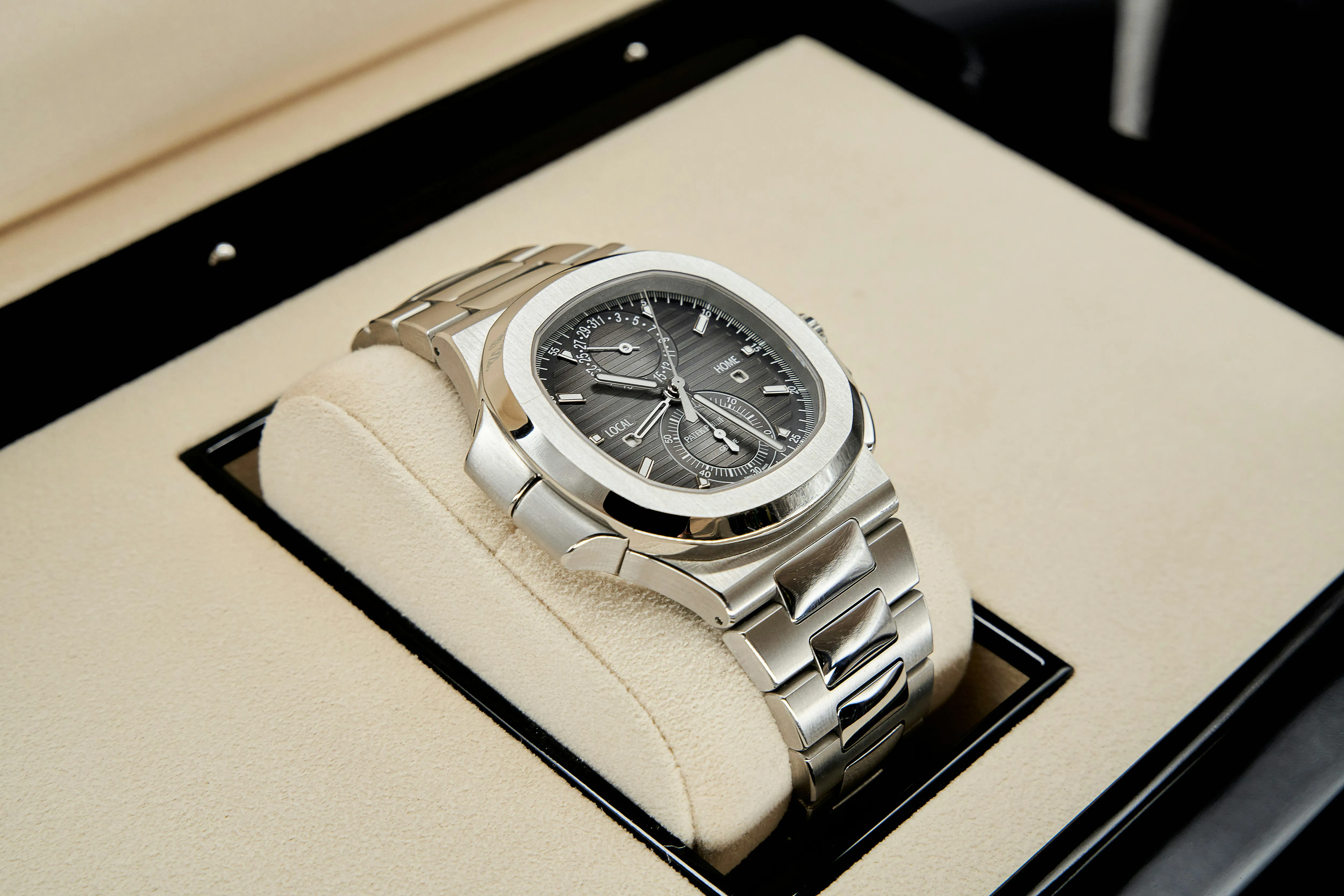 Patek Philippe Nautilus 5990/1A 40.5mm Stainless steel Grey 2