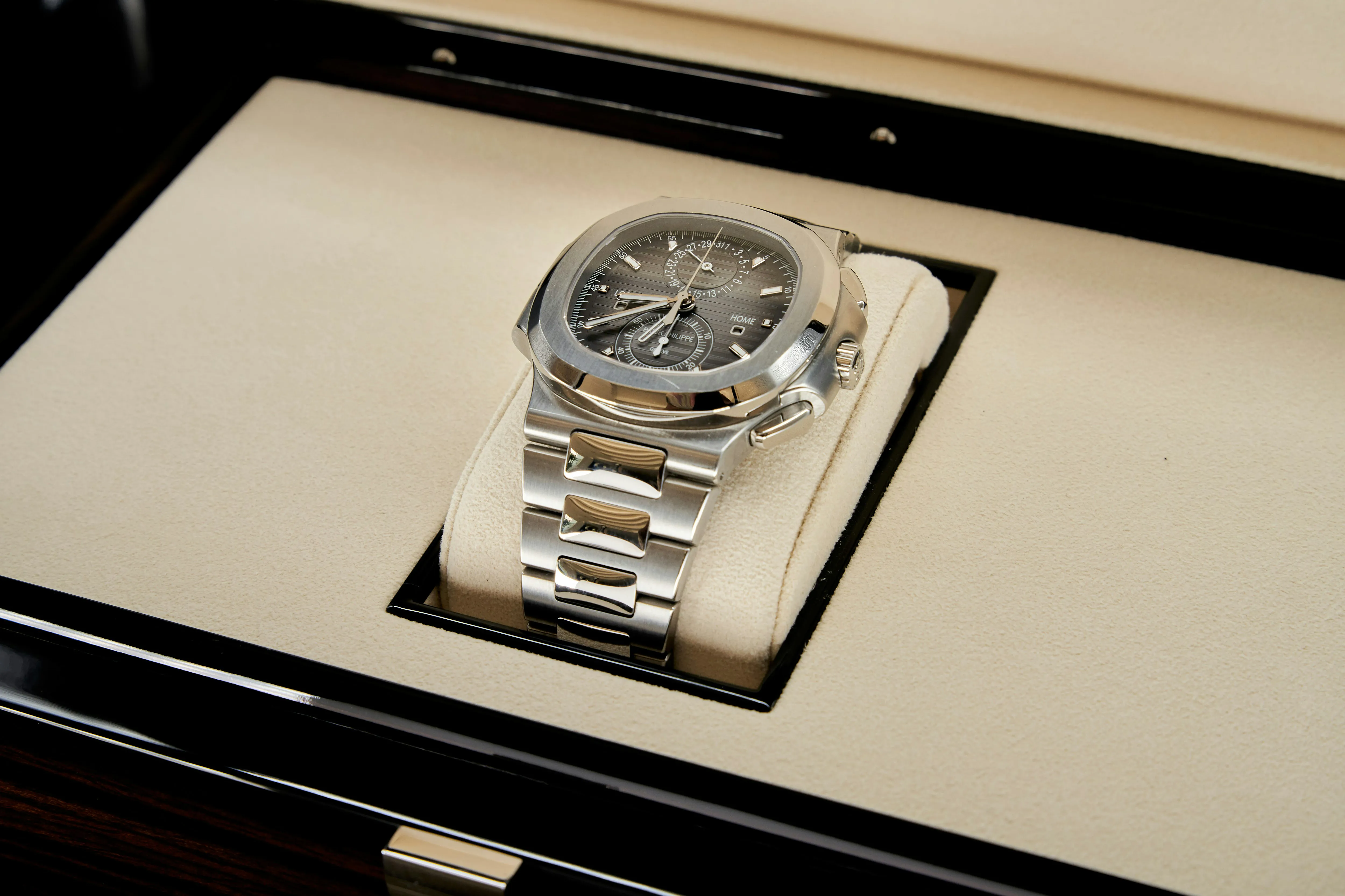 Patek Philippe Nautilus 5990/1A 40.5mm Stainless steel Grey 5