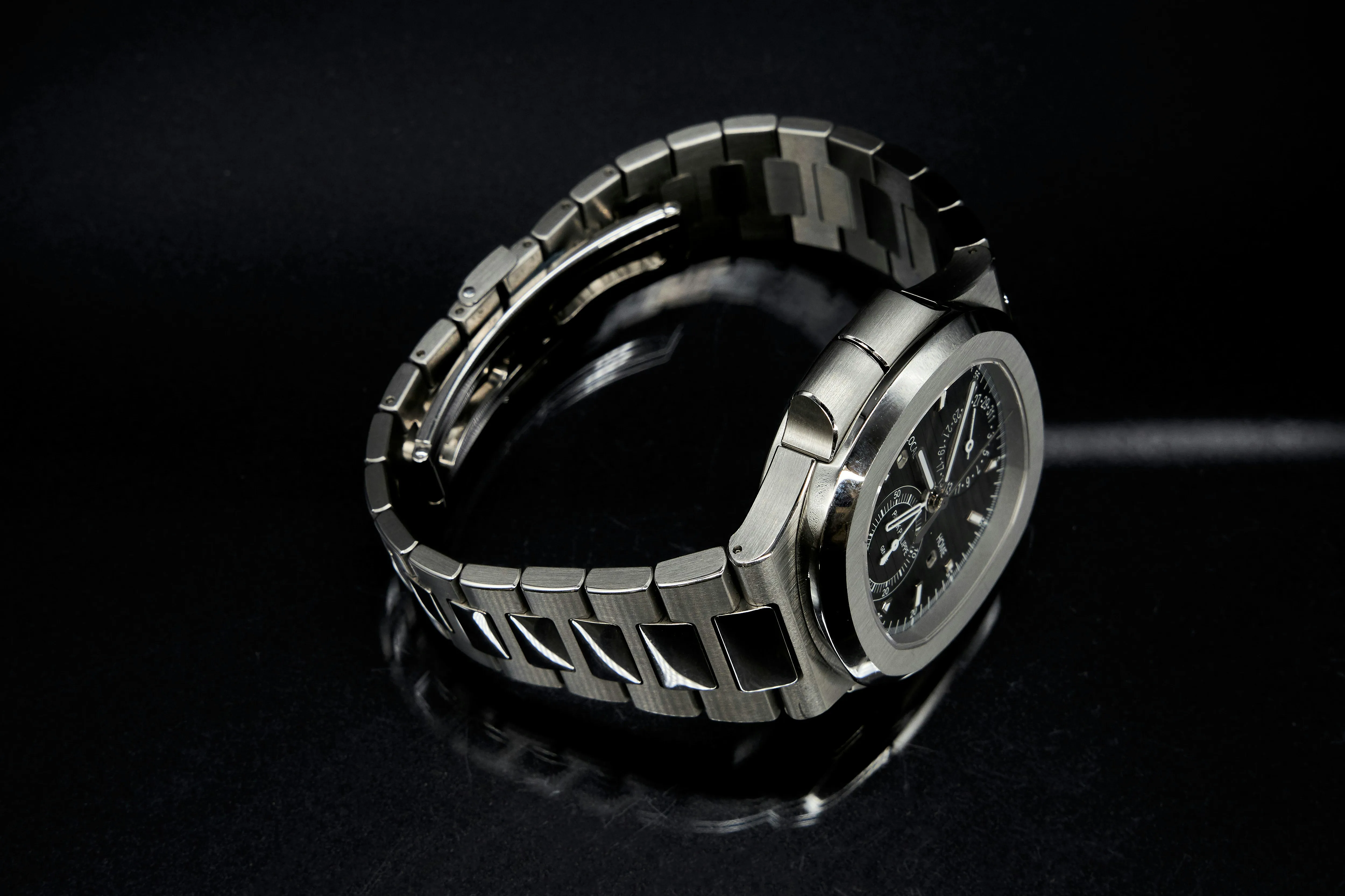 Patek Philippe Nautilus 5990/1A 40.5mm Stainless steel Grey 22