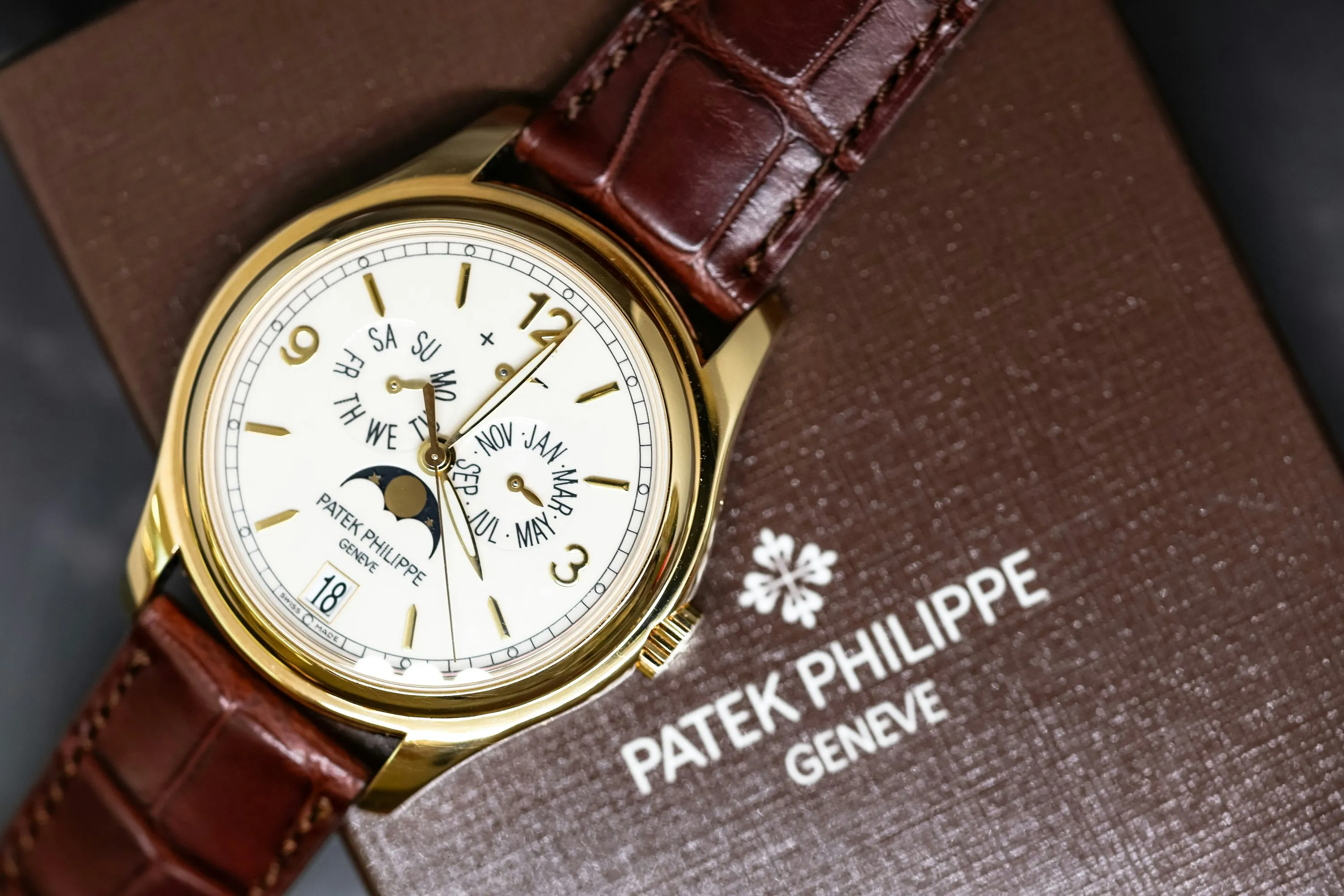 Patek Philippe Annual Calendar 5146J 39mm Yellow gold Ivory 4