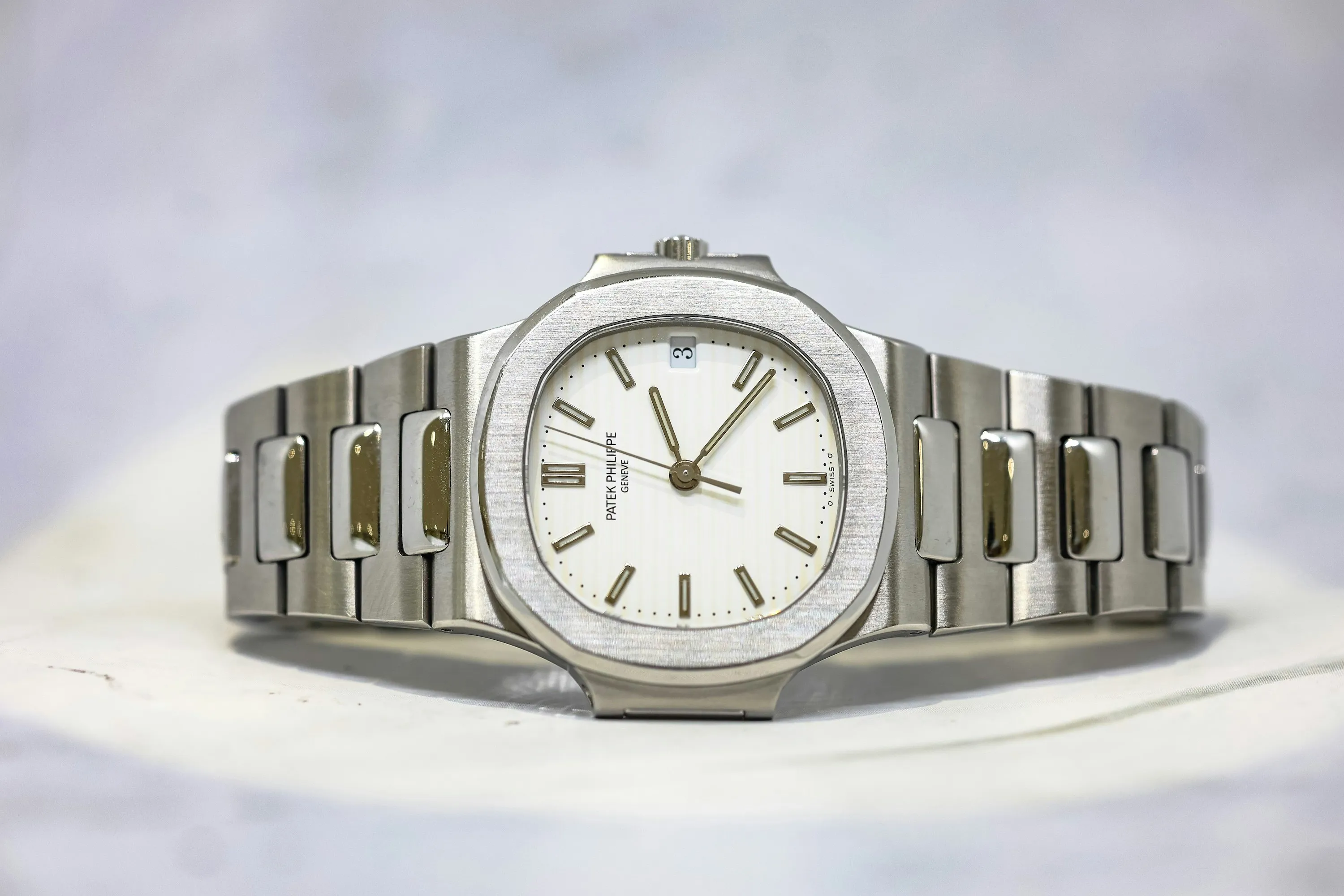 Patek Philippe Nautilus 3800/1A 37.5mm Stainless steel White 2